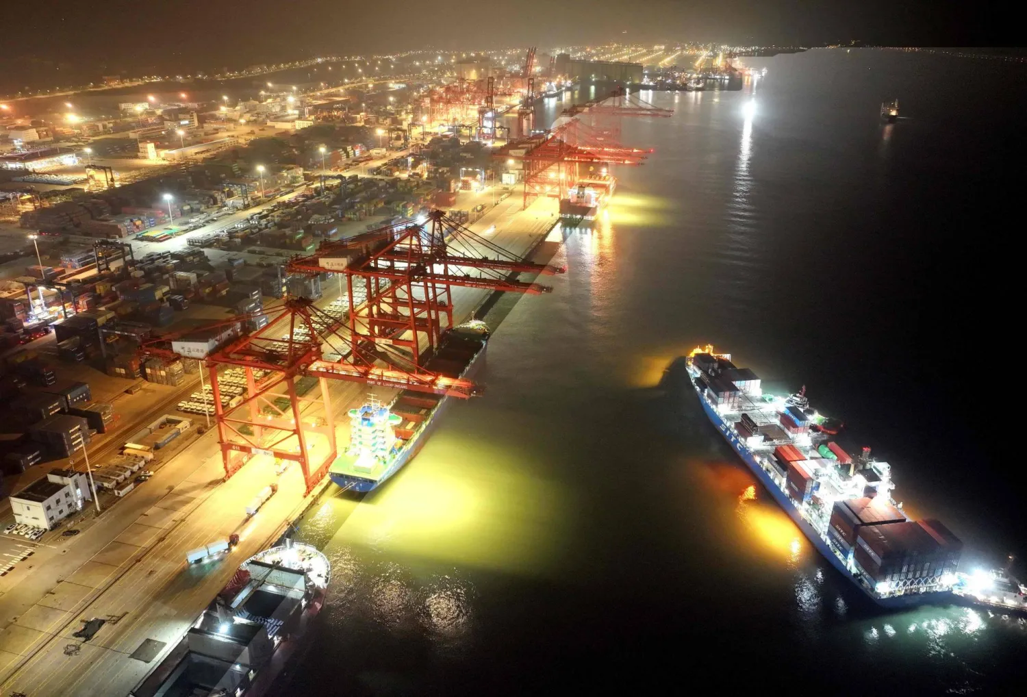 سفينة شحن في طريقها للرسوّ بميناء «ليانينغانغ» شرق الصين (أ.ف.ب)