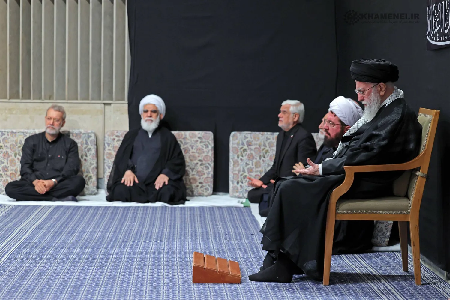 لاريجاني يشارك في مراسم حضرها خامنئي في أول ظهور علني له بعد حرب الـ12 يوماً مع إسرائيل الشهر الماضي (موقع المرشد)