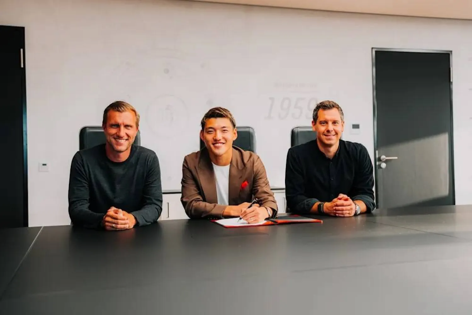 من توقيع اللاعب ريتسو دوان (نادي فرنكفورت)