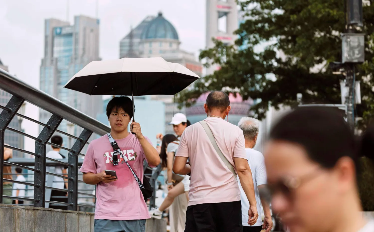 مشاة في أحد شوارع مدينة شنغهاي الصينية (إ.ب.أ)