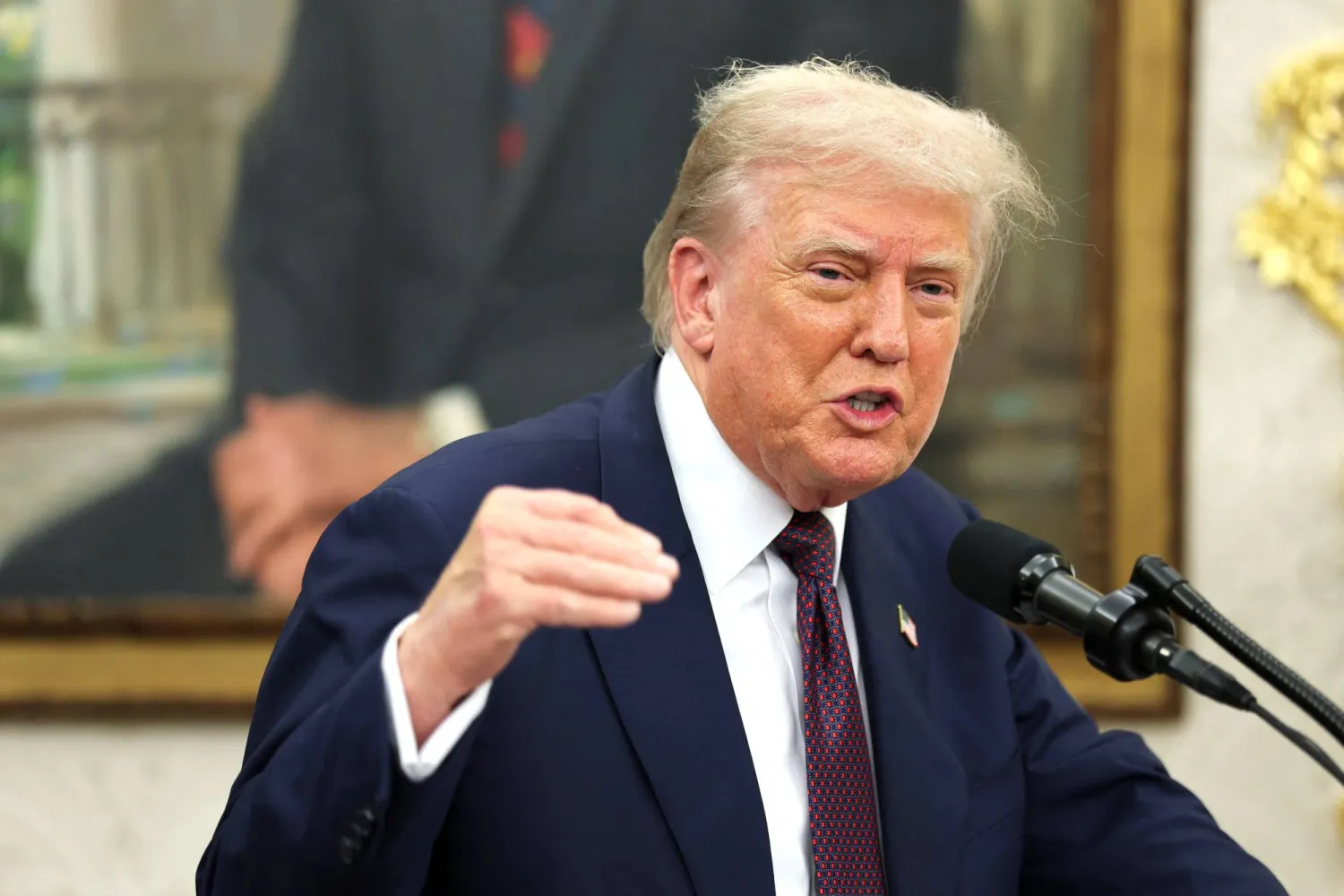 دونالد ترمب يتحدث من المكتب البيضاوي بالبيت الأبيض في واشنطن (رويترز)