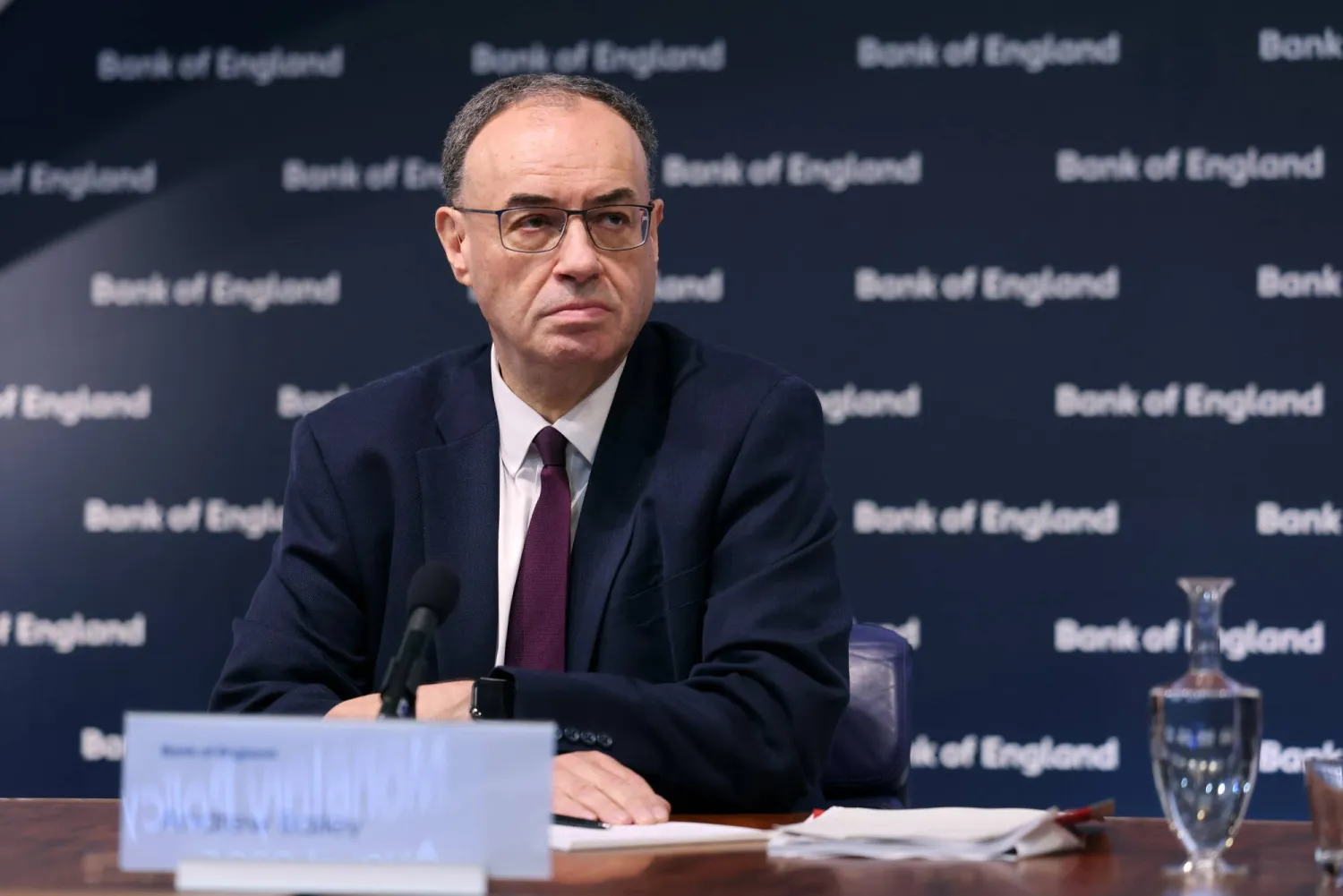 أندرو بايلي يتحدث للصحافة خلال مؤتمر تقرير السياسة النقدية في لندن... 7 أغسطس 2025 (إ.ب.أ)