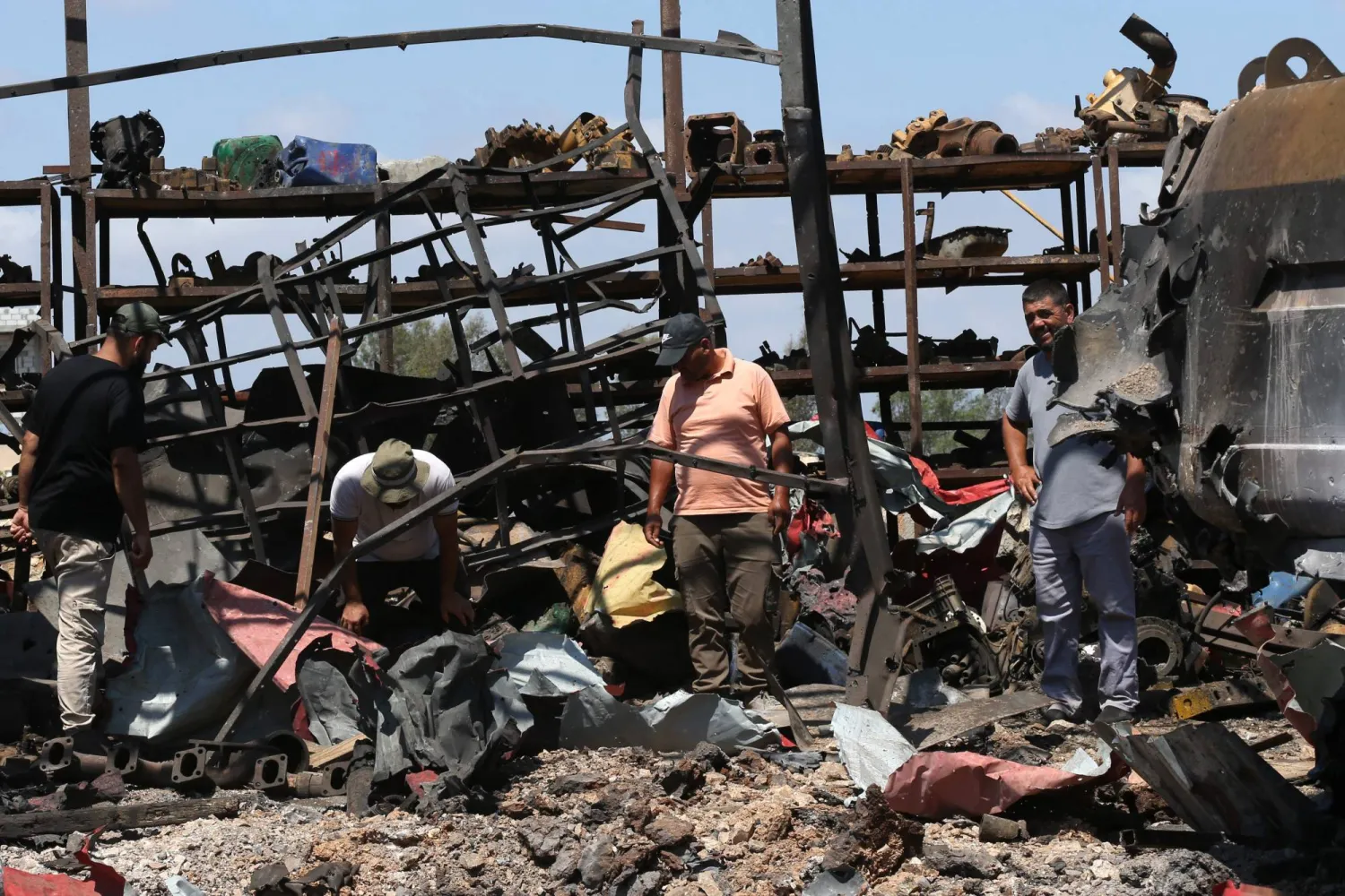 لبنانيون يتفقدون الدمار في موقع غارات إسرائيلية استهدفت بلدة دير سريان جنوب لبنان (أ.ف.ب)