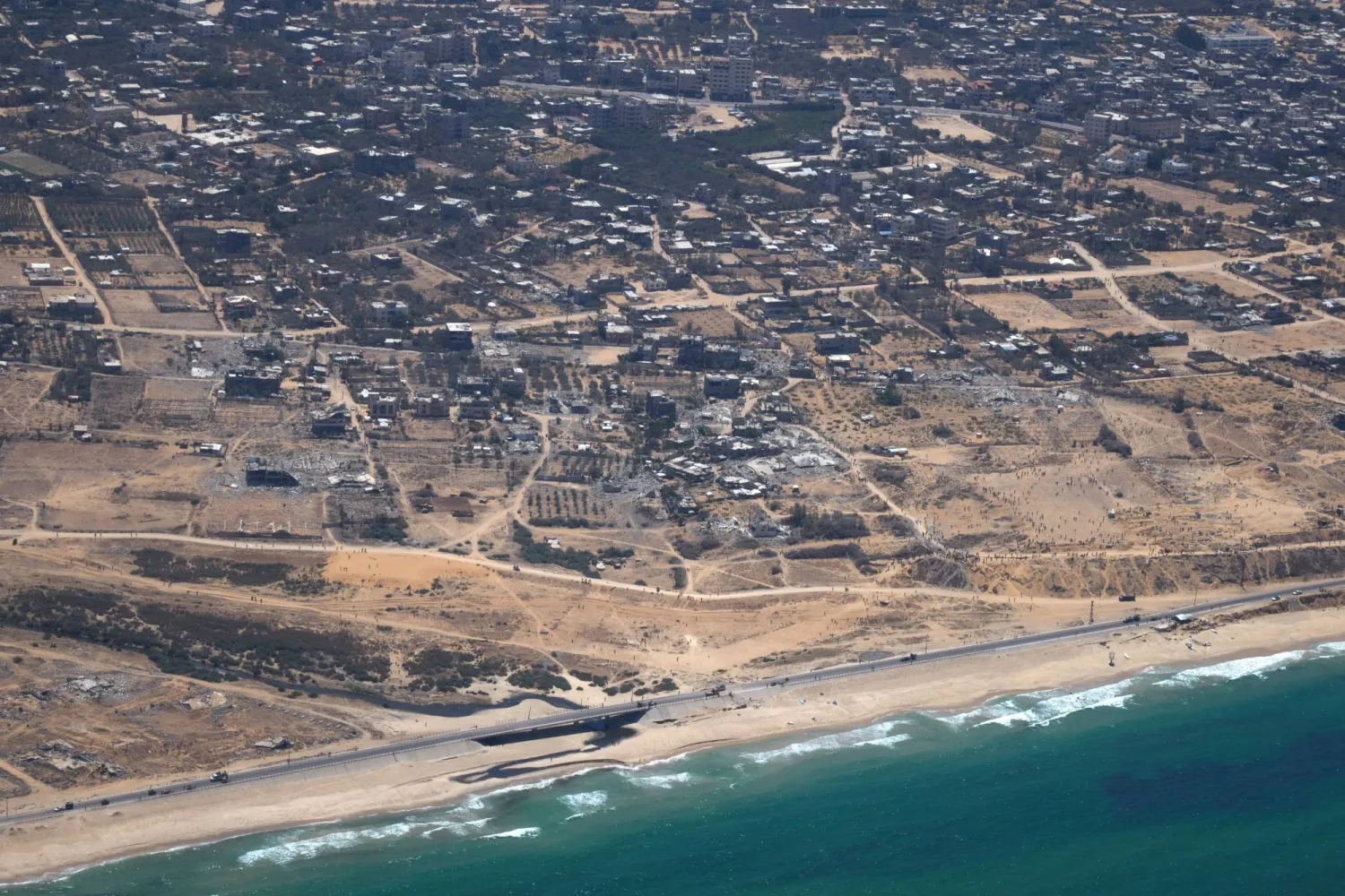 الجزء الأوسط من قطاع غزة كما شوهد من طائرة (إ.ب.أ)