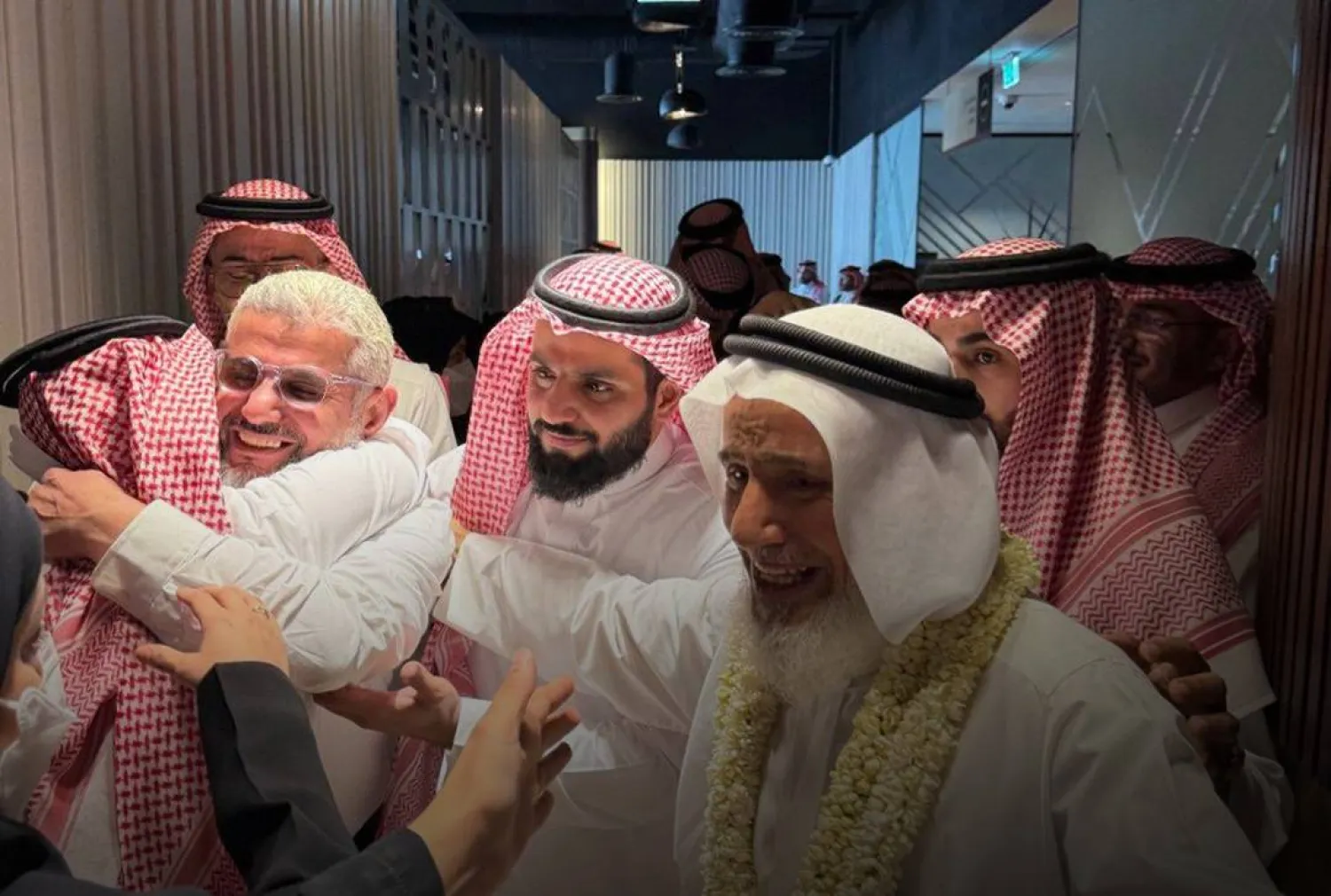 حميدان التركي يلتقي بأسرته فور وصوله إلى الرياض (الإخبارية السعودية)