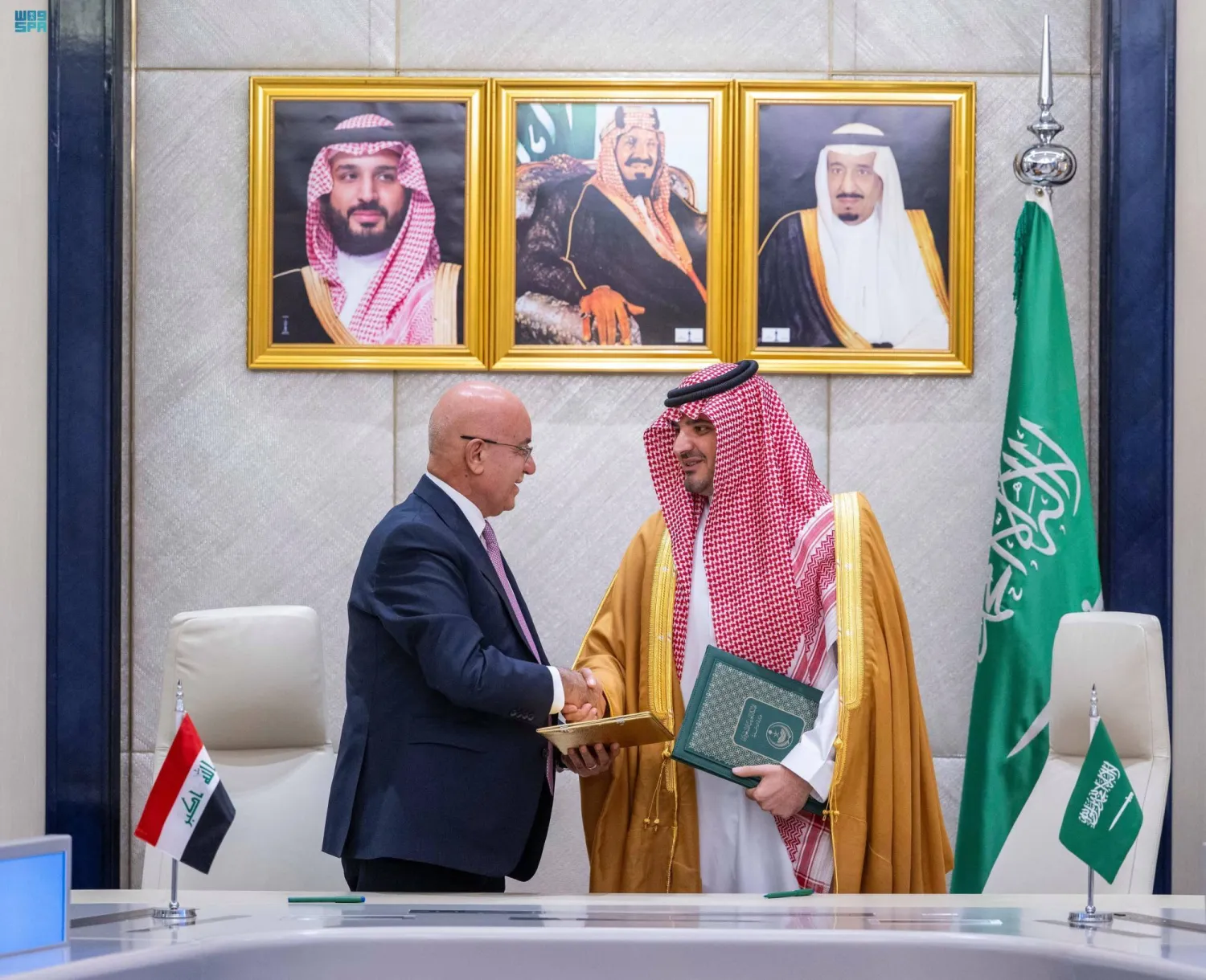 وزير الداخلية السعودي الأمير عبد العزيز بن سعود ووزير الصحة العراقي د. صالح الحسناوي يوقّعان مذكرة تفاهم في مكافحة المخدرات (واس)