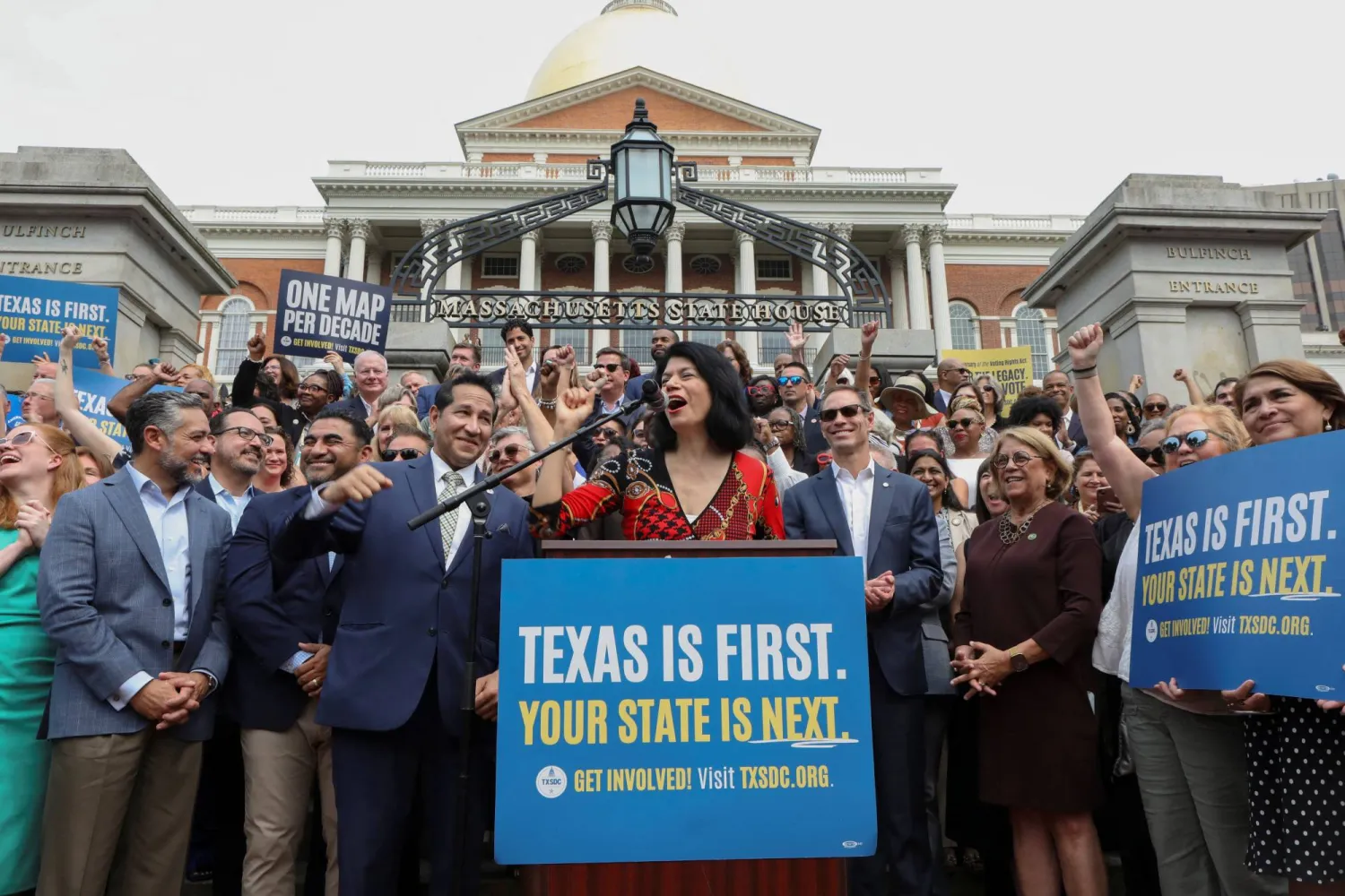 السيناتورة عن تكساس كارول ألفارادو تتحدث خلال مؤتمر صحافي للمشرعين الديمقراطيين من ولايتها أمام مجلس ولاية ماساتشوستس في بوسطن يوم 6 أغسطس 2025 (رويترز)