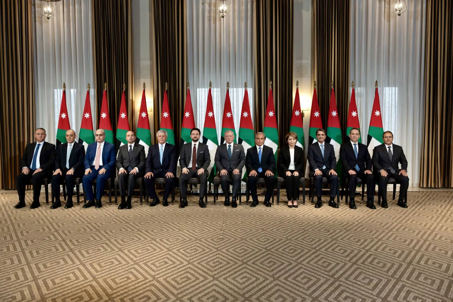 صورة للوزراء الجدد في حكومة جعفر حسان يتوسطهم العاهل الأردني وولي العهد (بترا)