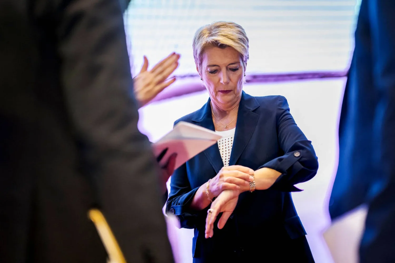 رئيسة سويسرا كارين كيلر - سوتر تتأهب لمؤتمر صحافي عقب اجتماع طارئ للحكومة الفيدرالية يوم الخميس في العاصمة برن (أ.ف.ب)