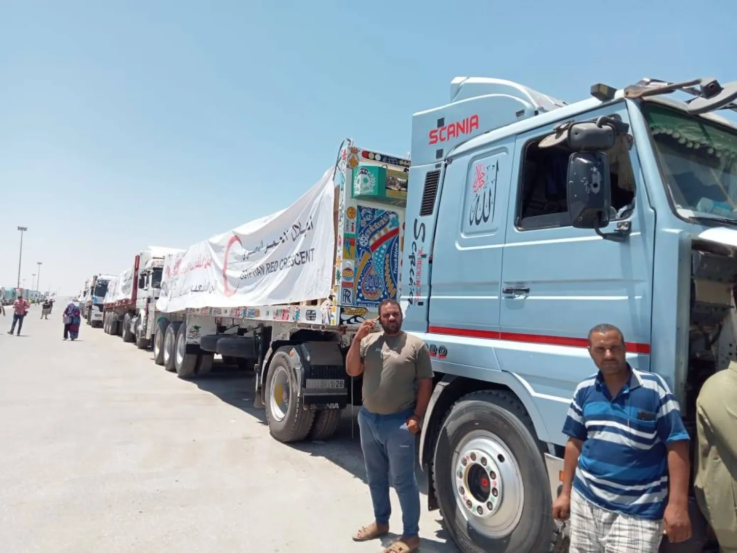 شاحنات المساعدات تصطف أمام معبر رفح استعداداً لدخول قطاع غزة (تصوير: محمد عبده حسنين)