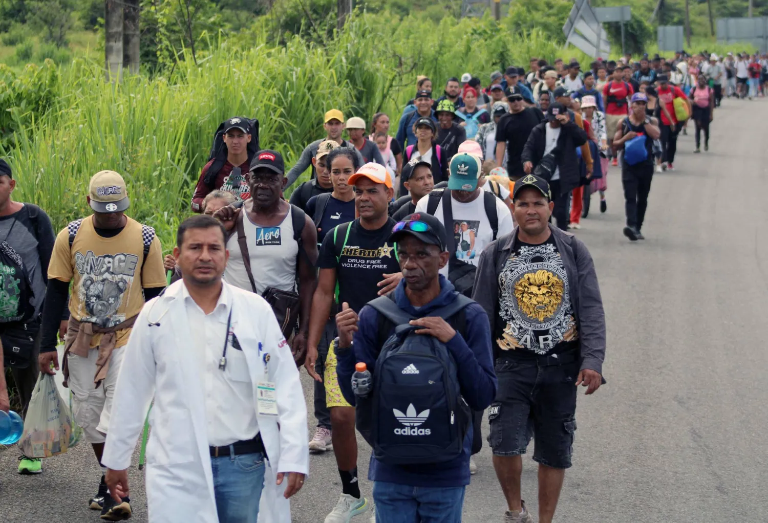 300 مهاجر من جنسيات مختلفة في طريقهم إلى الحدود المكسيكية - الأميركية، يوم 6 أغسطس (أ.ف.ب)