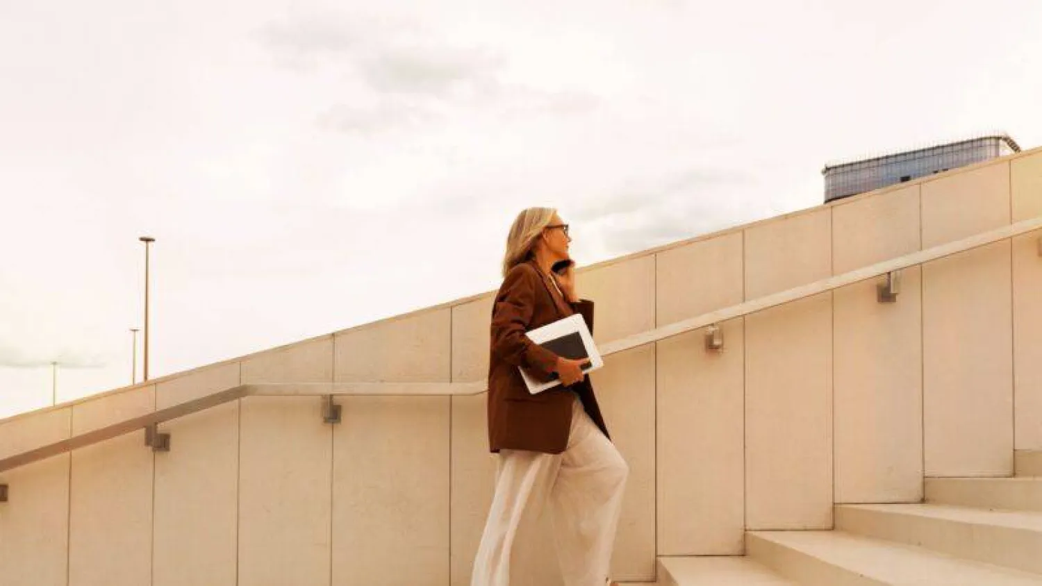 الأنشطة الروتينية عالية الكثافة مثل صعود السلالم تقلل من خطر الإصابة بالنوبات القلبية (رويترز)