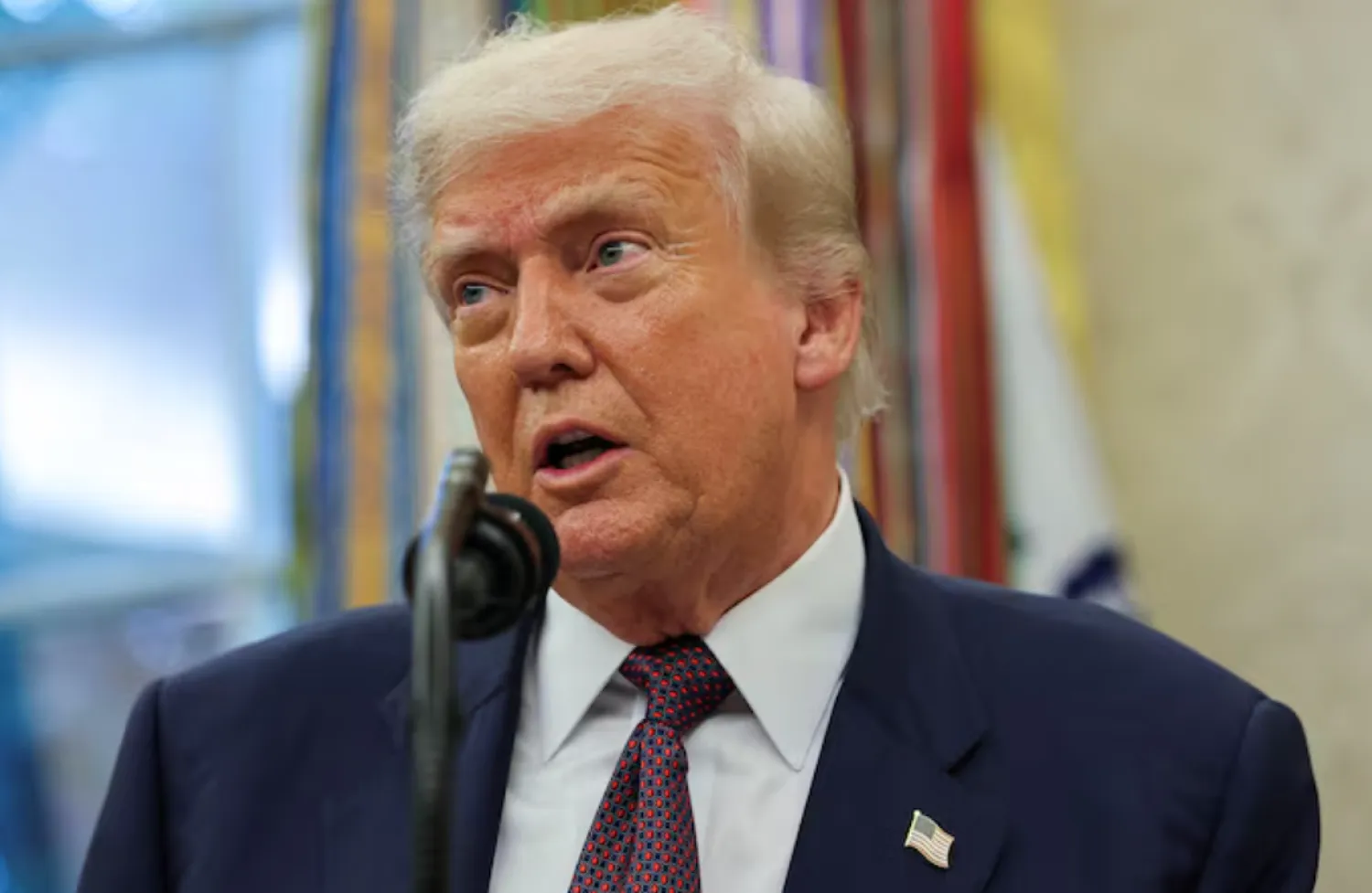 US President Donald Trump speaks, as he and Apple CEO Tim Cook (not pictured) present Apple's announcement of a $100 billion investment in US manufacturing, in the Oval Office at the White House in Washington, DC, US, August 6, 2025. REUTERS/Jonathan Ernst 