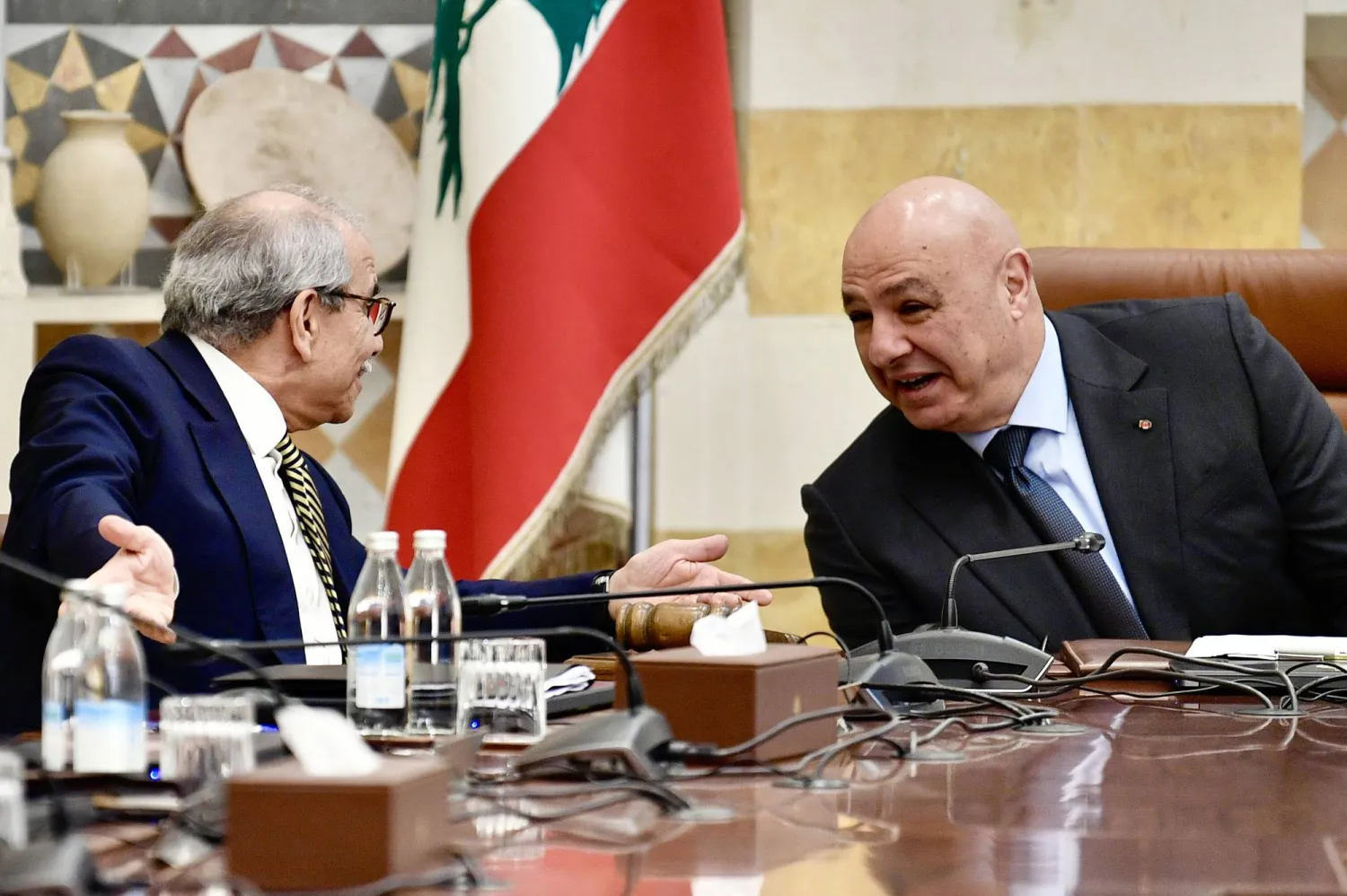 ​الرئيس اللبناني جوزيف عون يترأس جلسة مجلس الوزراء وإلى يمينه رئيس الحكومة نواف سلام (إ.ب.أ)
