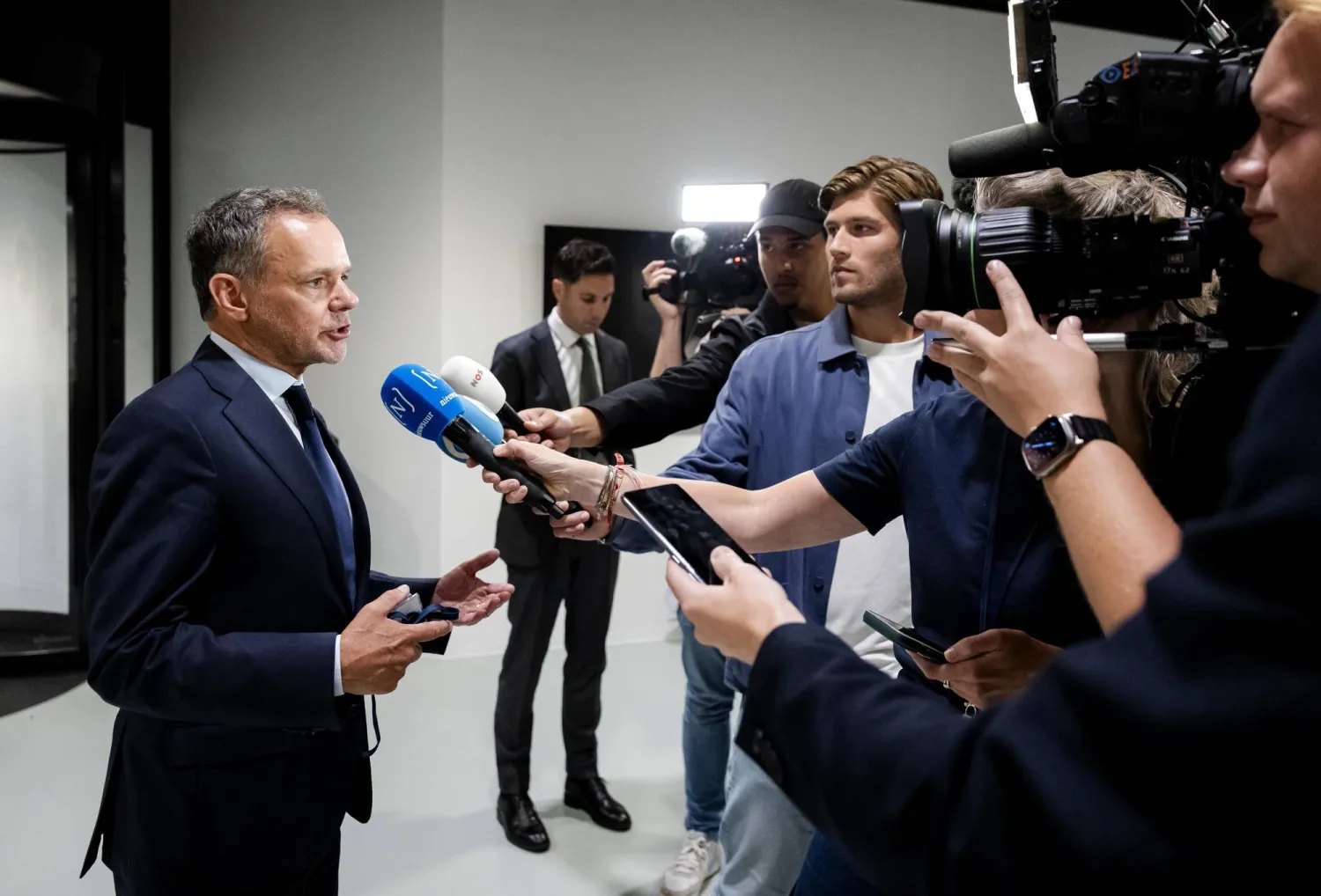 وزير الخارجية الهولندي كاسبار فيلدكامب (يسار) يتحدث إلى الصحافة بعد مناقشة اللجنة بشأن الوضع الإنساني داخل غزة في لاهاي بهولندا 7 أغسطس 2025 (إ.ب.أ)
