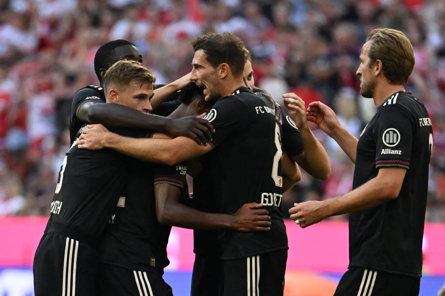 لاعبو البايرن يحتفلون بأحد أهدافهم في المباراة (أ.ب)