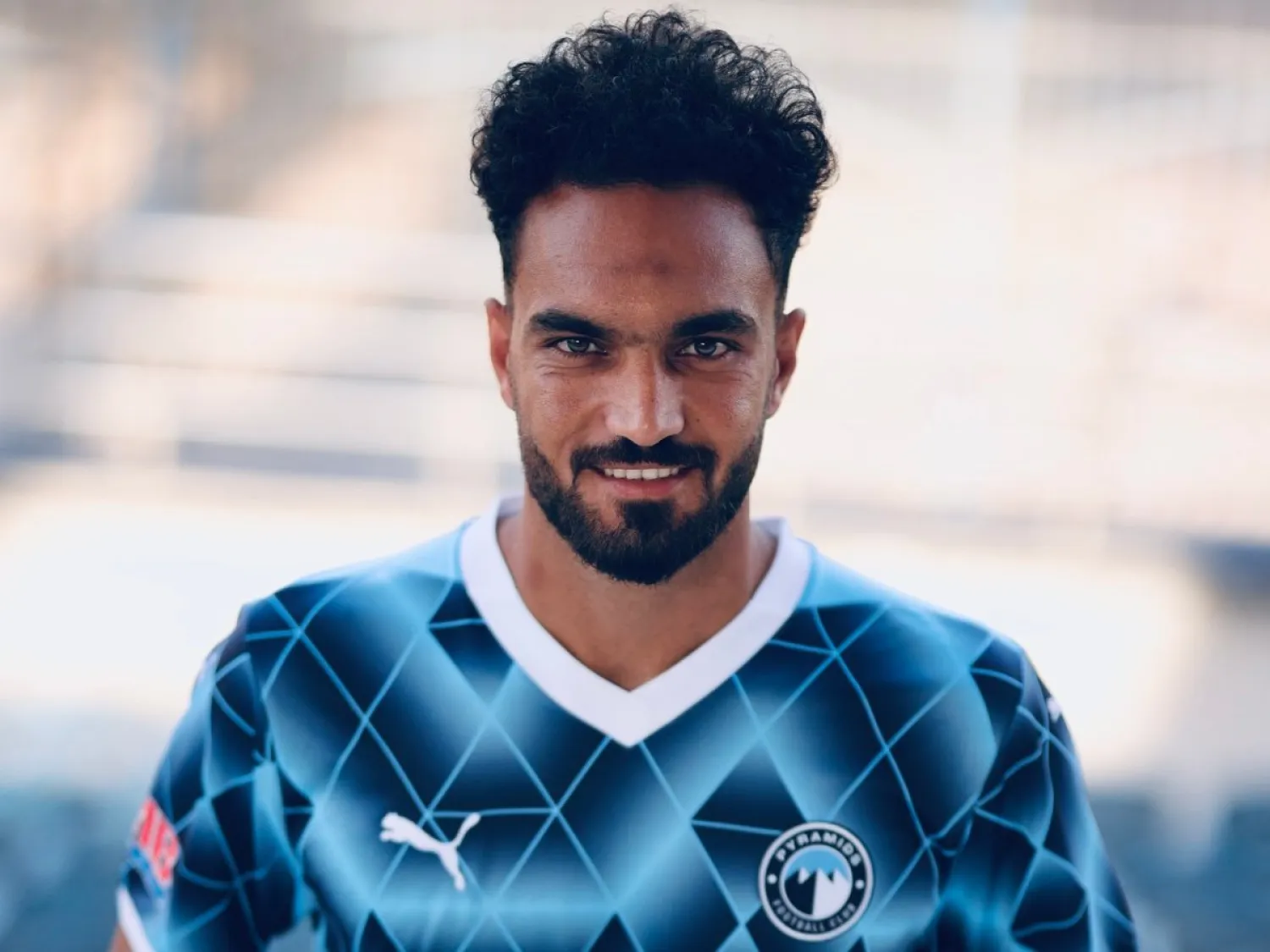 زيكو بقميص بيراميدز بعد توقيع العقد (موقع النادي)