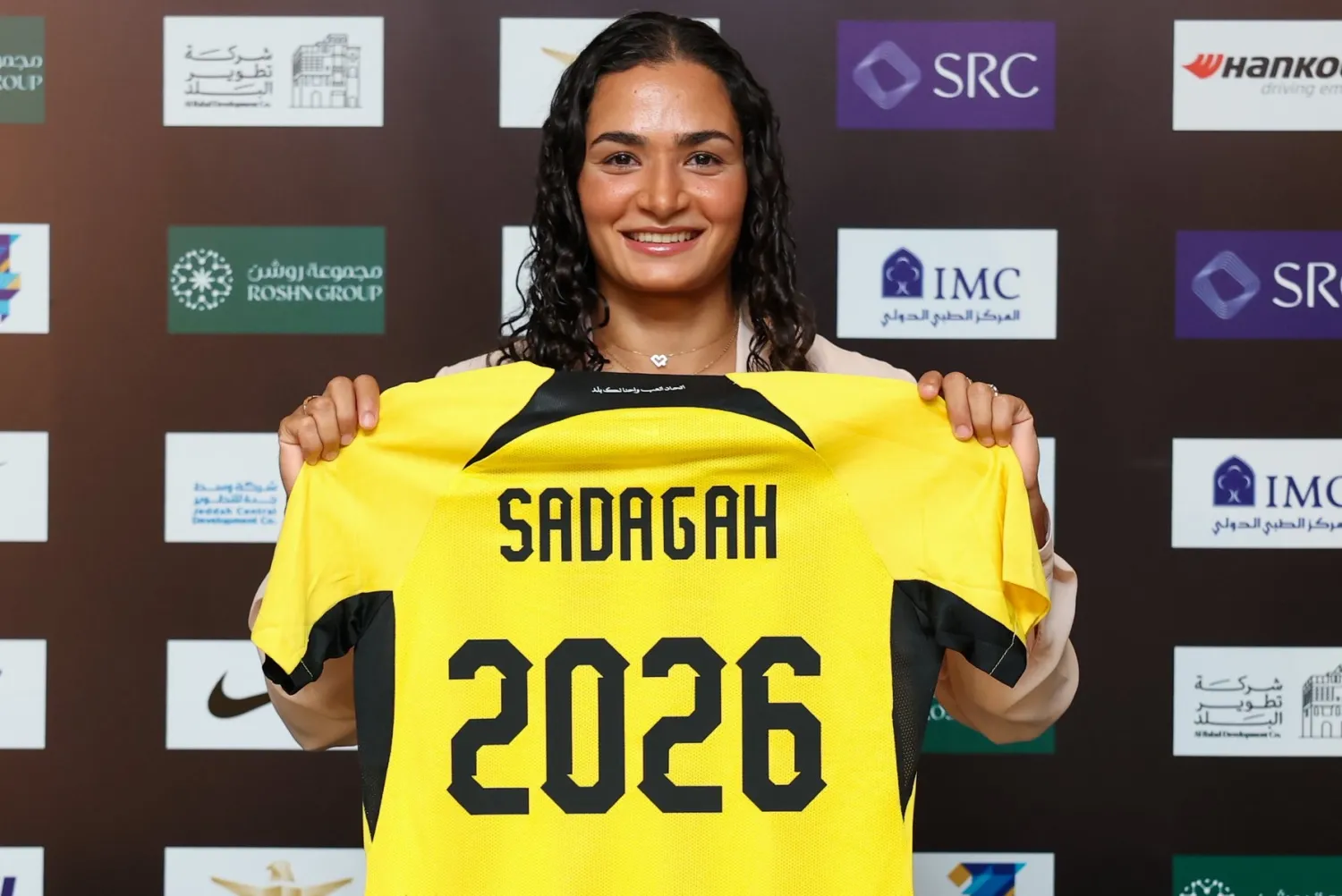 بيان صادقة ترفع قميص الاتحاد بعد تجديد العقد (موقع النادي)