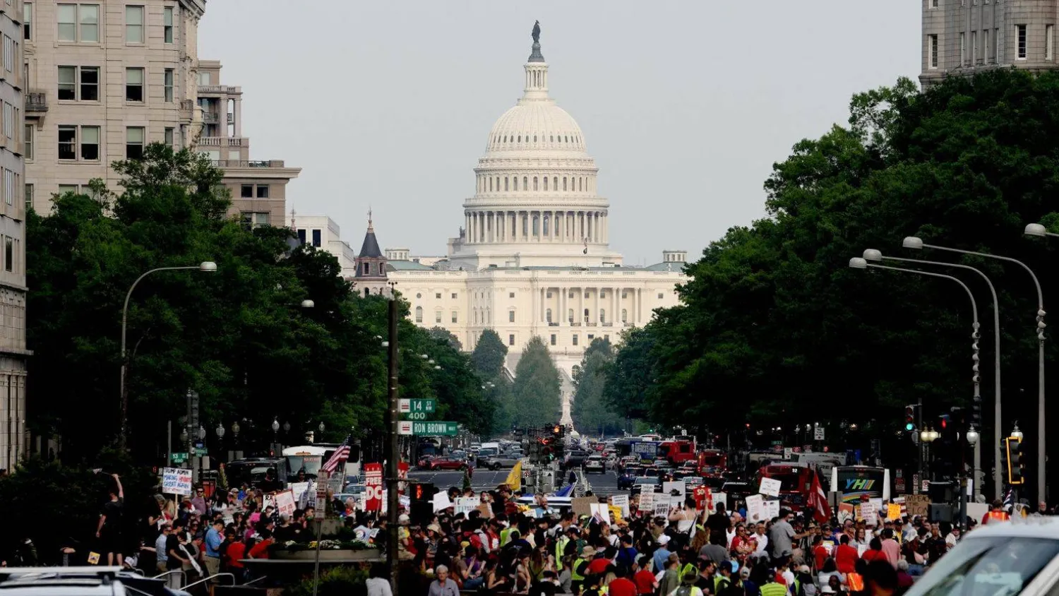 أميركيون يتجمعون يوم عيد العمال بالقرب من مبنى الكابيتول في العاصمة واشنطن (أرشيفية-أ.ف.ب)