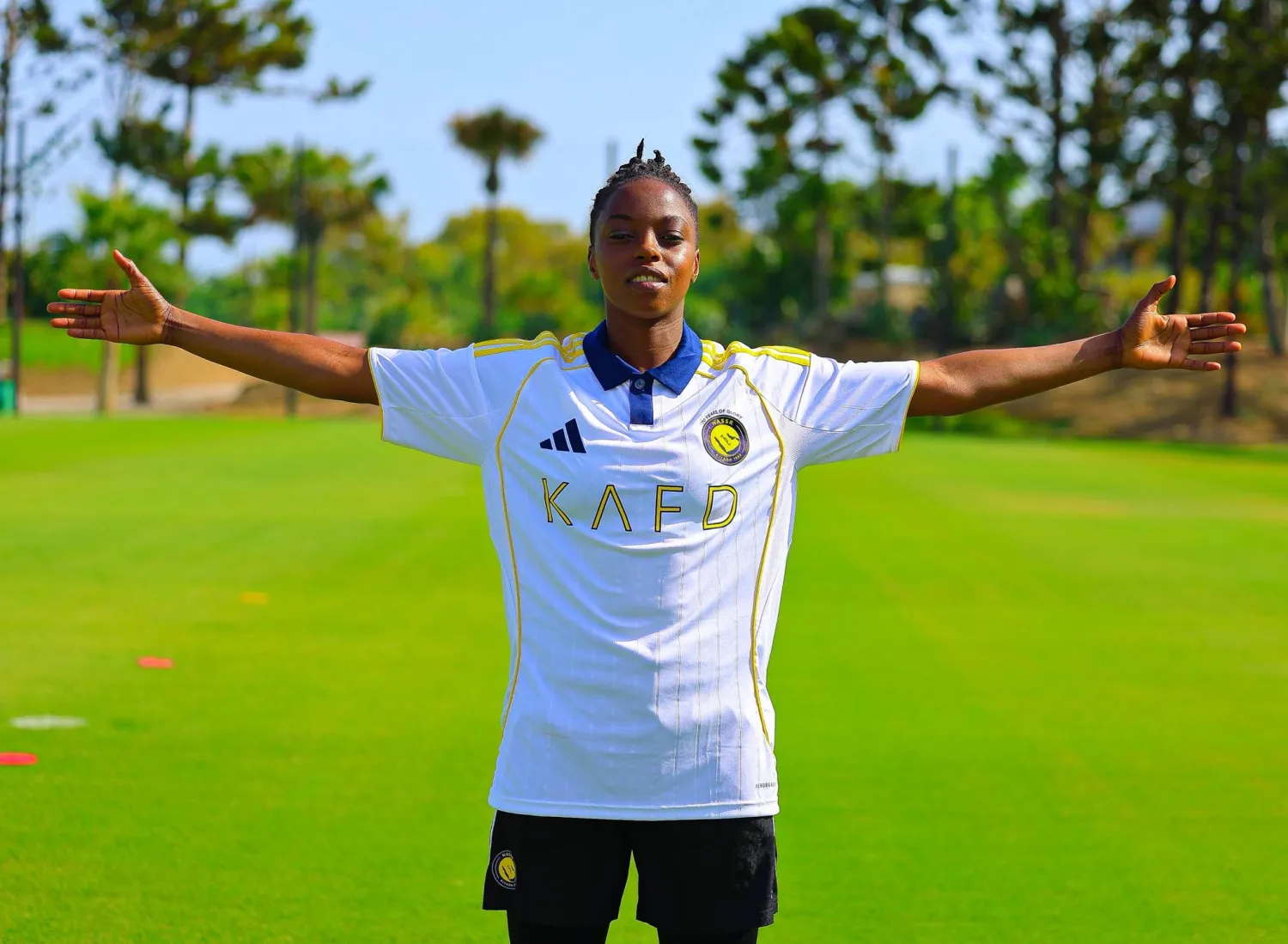 شروق هوساوي بقميص النصر بعد توقيع عقد الانتقال (الشرق الأوسط)