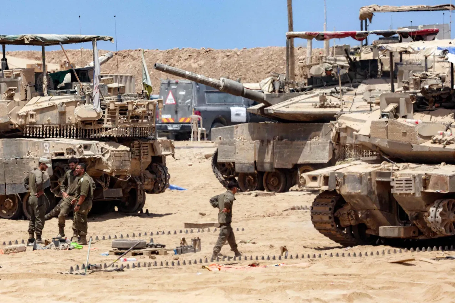 Gazze Şeridi sınırına yakın güney İsrail'de askerler ve tanklar- 5 Ağustos 2025 (AFP)