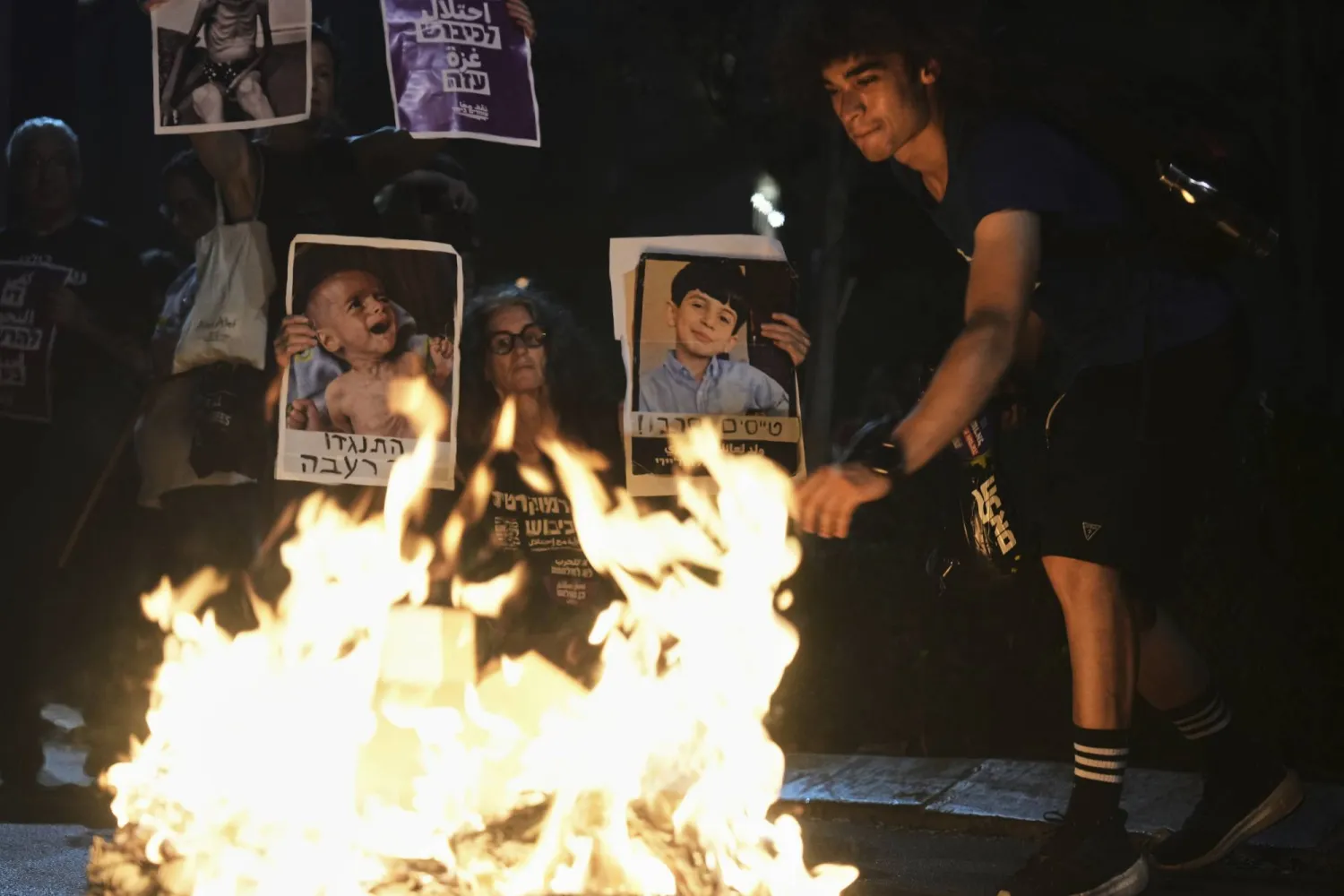 ناشطون إسرائيليون يحتجون على الحرب في قطاع غزة وإجراءات إسرائيل بشأن توزيع الغذاء والتهجير القسري (أ.ب)