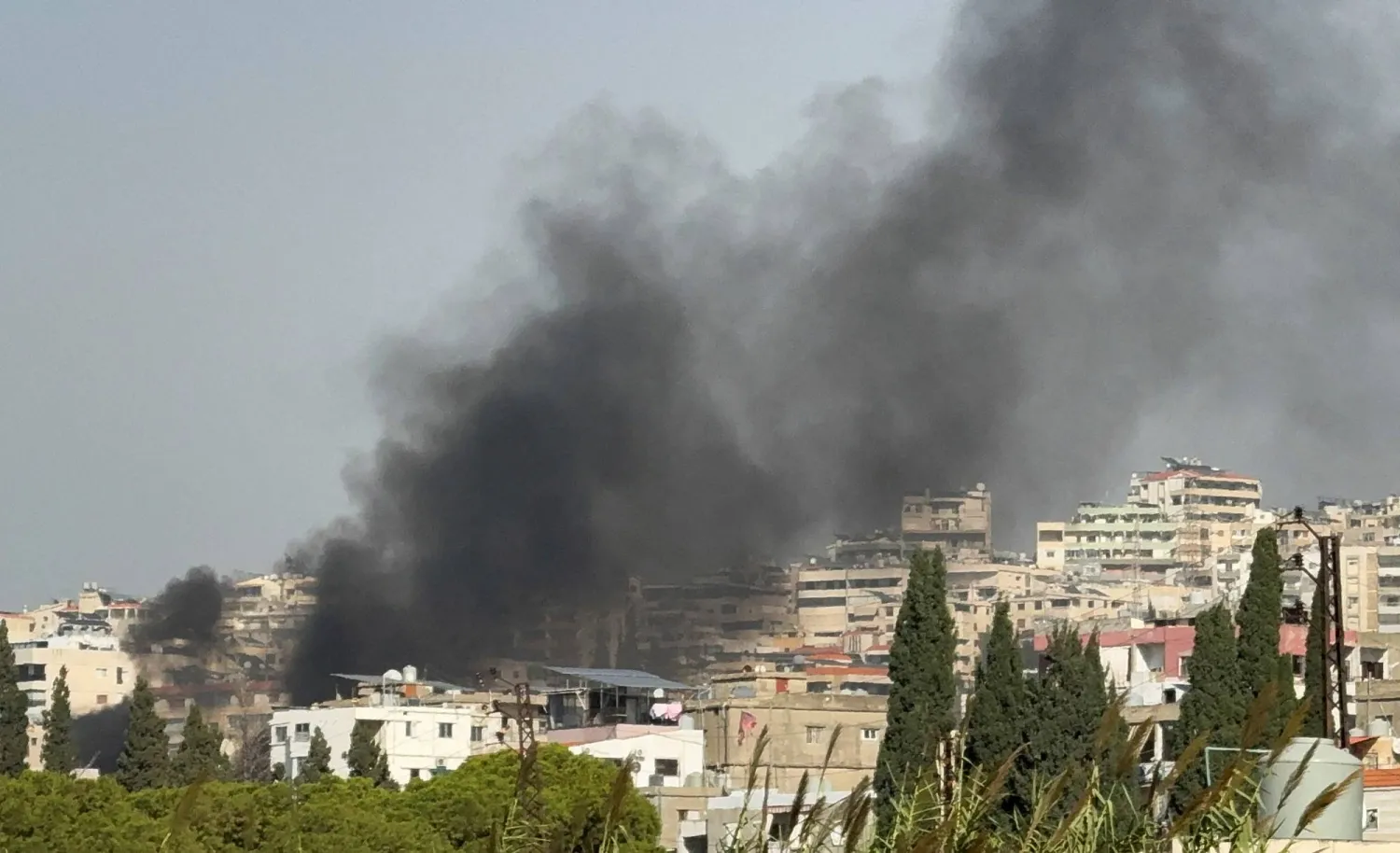 صورة أرشيفية تظهر تصاعد الدخان بعد غارة إسرائيلية على صيدا في جنوب لبنان (رويترز)