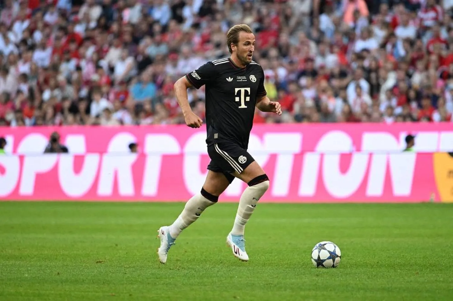Bayern Munich's English forward #09 Harry Kane controls the ball during a friendly football match between FC Bayern Munich and Tottenham Hotspur in Munich, southern Germany, on August 7, 2025. (AFP)