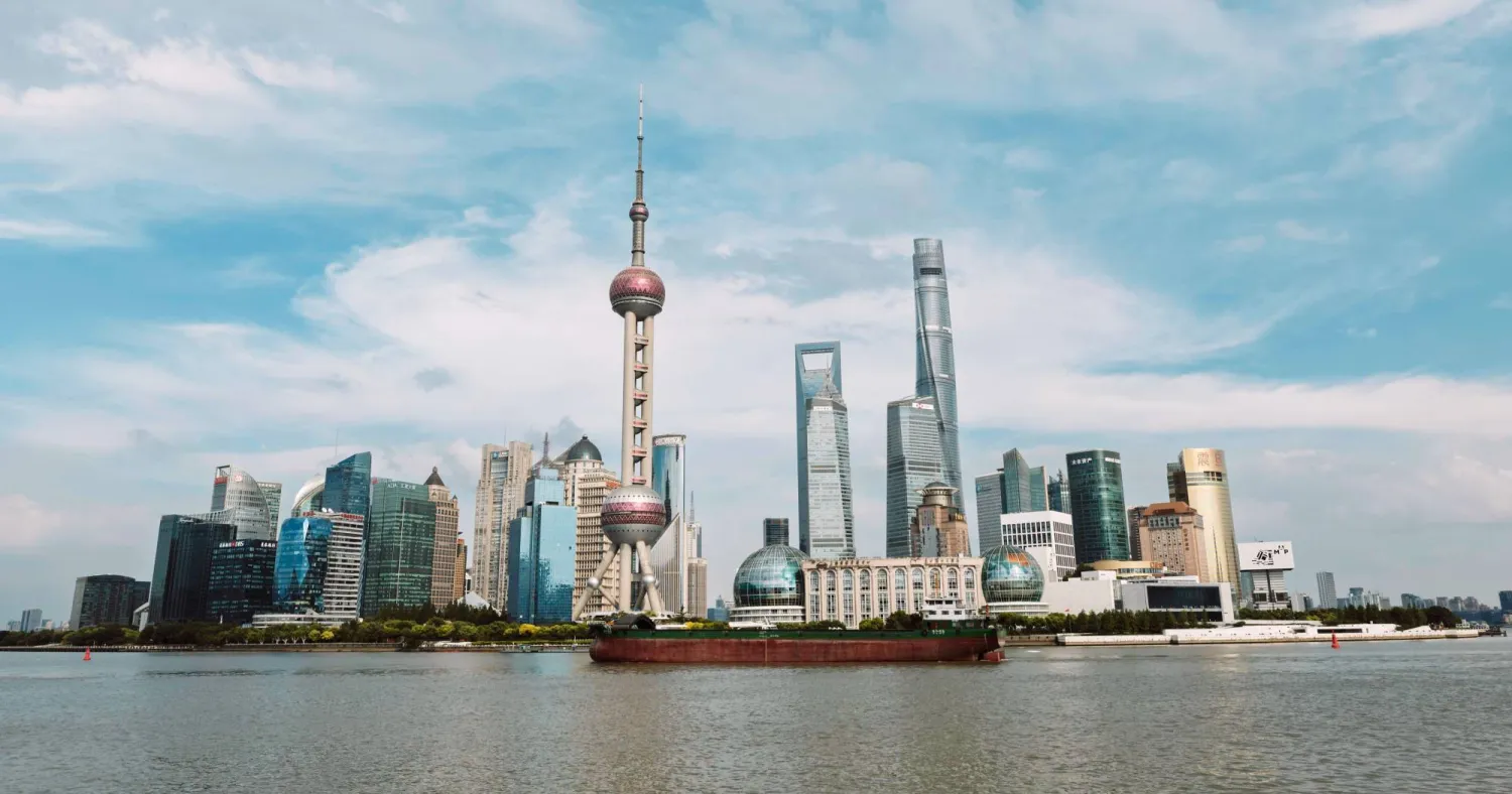 سفينة شحن تمر في نهر هوانغبو في مدينة شنغهاي الصينية (إ.ب.أ)