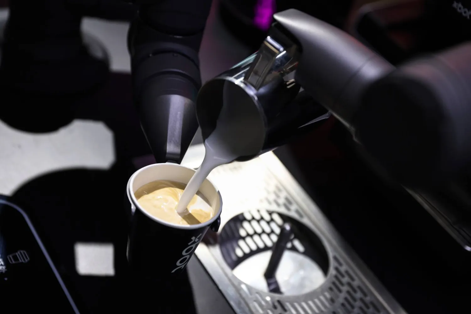 روبوت يقوم بتحضير كوب من القهوة (إ.ب.أ)