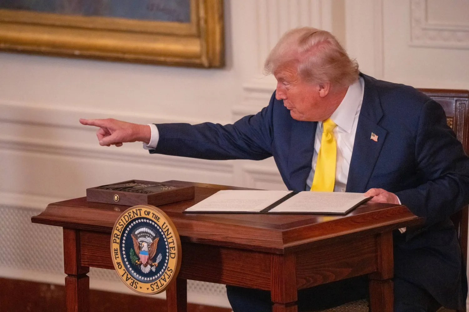 دونالد ترمب يشير بيده خلال توقيعه إعلاناً لتكريم اليوم الوطني للقلب الأرجواني للمحاربين الجرحى، 7 أغسطس 2025 (د.ب.أ)