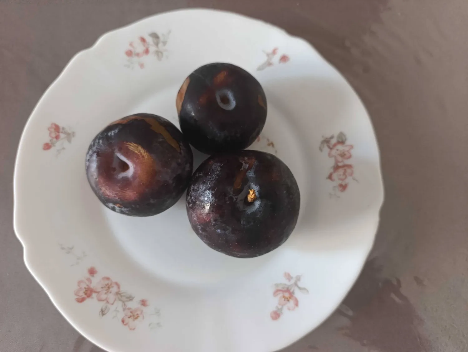 فاكهة خوخ في صحن على مائدة (الشرق الأوسط)