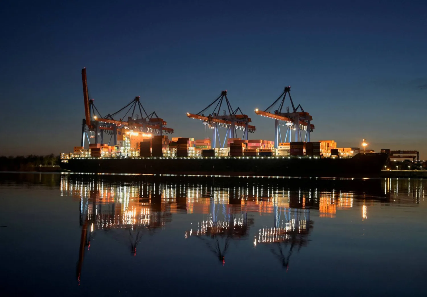 سفن شحن في ميناء هامبورغ الألماني (رويترز)