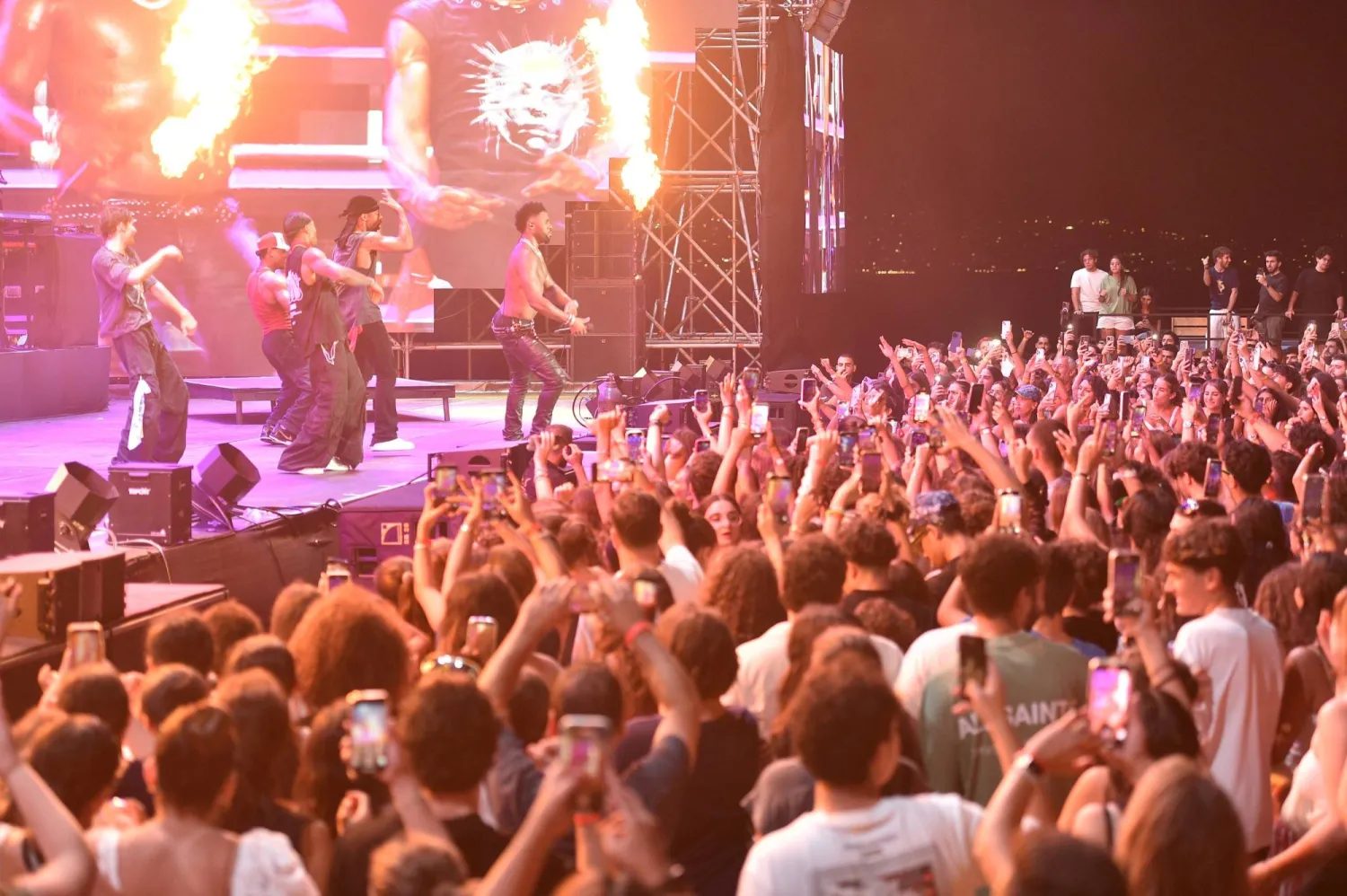 ديرولو غنَّى وسط الجموع واستعان على الحرّ بتخفيف ملابسه (الشرق الأوسط)