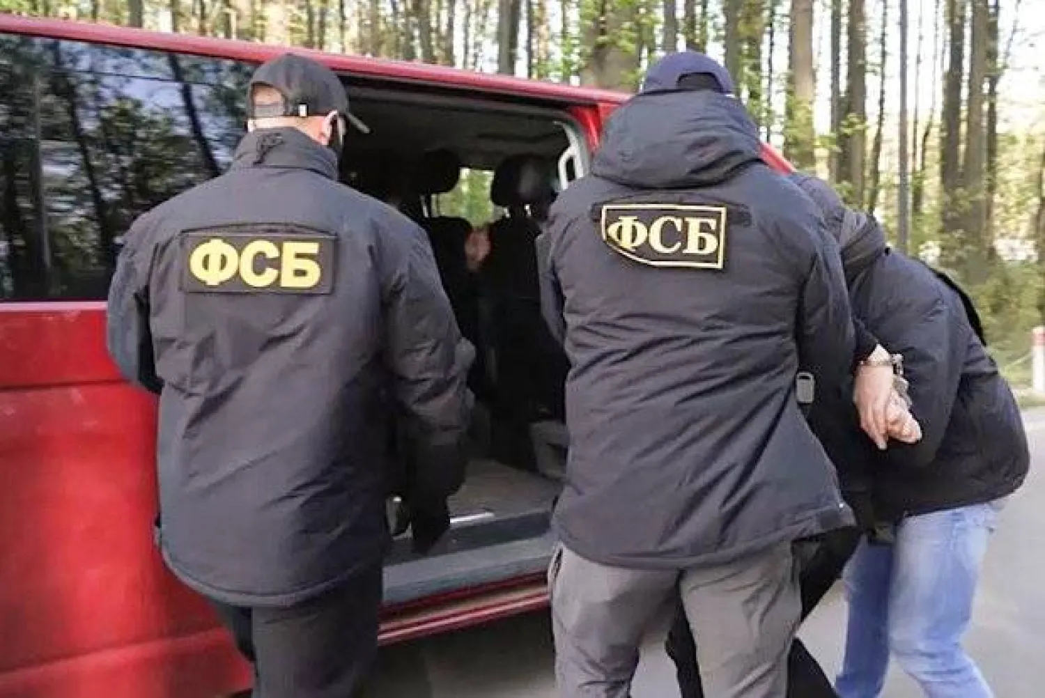 الصورة نشرتها وكالة «تاس» الجمعة خلال عملية دهم لمكان الخلية المتخصصة بتجنيد أجانب