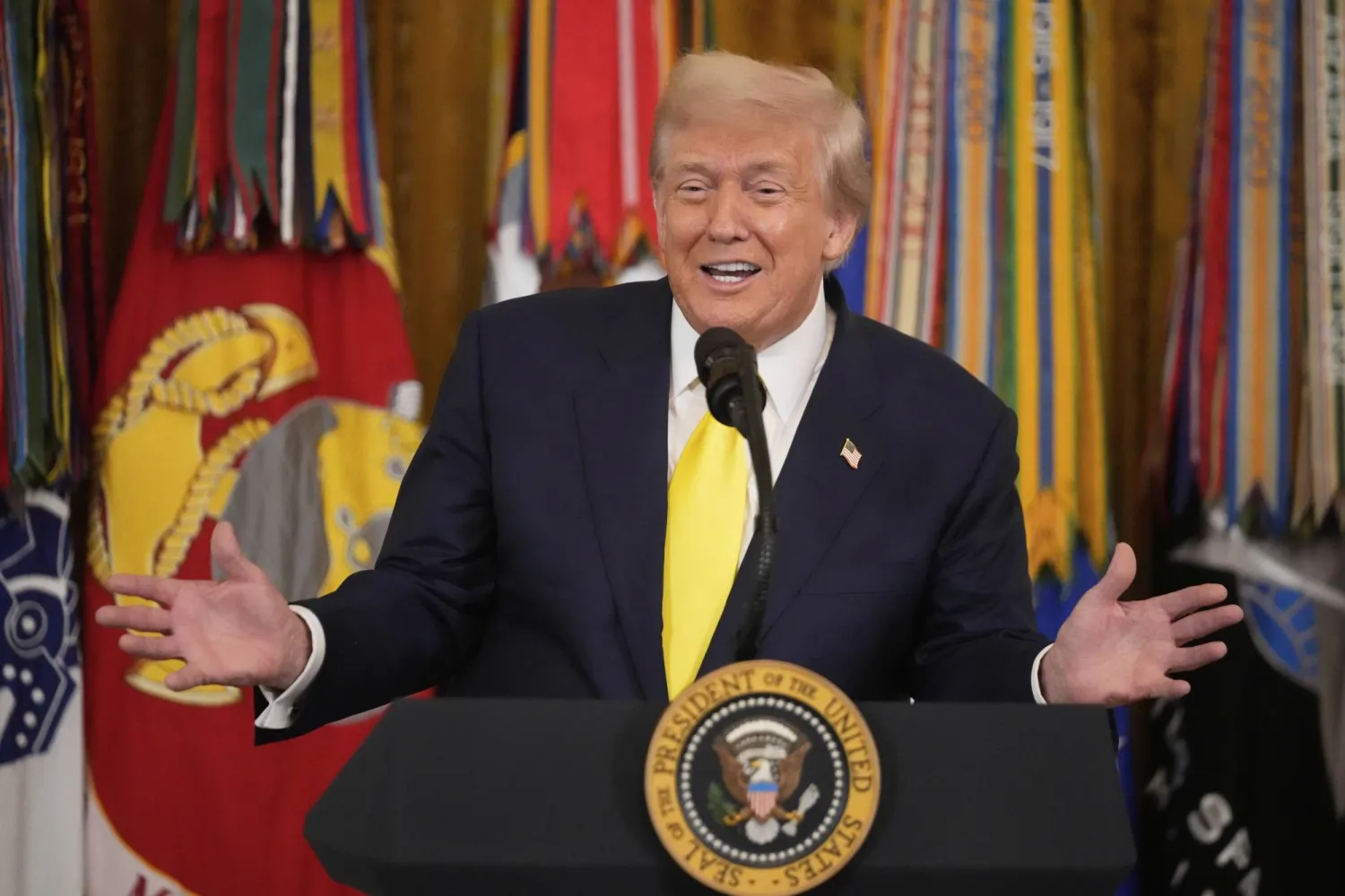 الرئيس دونالد ترمب يتحدث في الغرفة الشرقية بالبيت الأبيض (أ.ب)