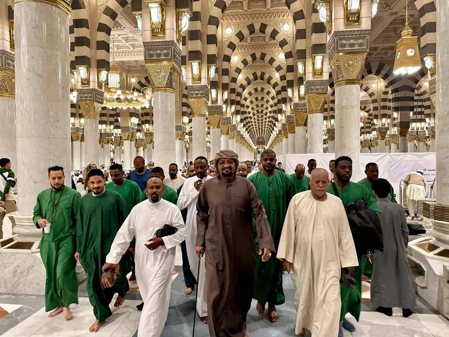 شيخ الأمين وسط مريديه (موقعه على «فيسبوك»)