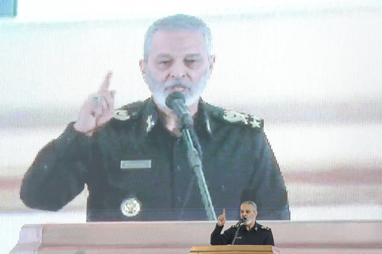 رئيس الأركان عبد الرحيم موسوي يلقي خطاباً في طهران اليوم (رويترز)