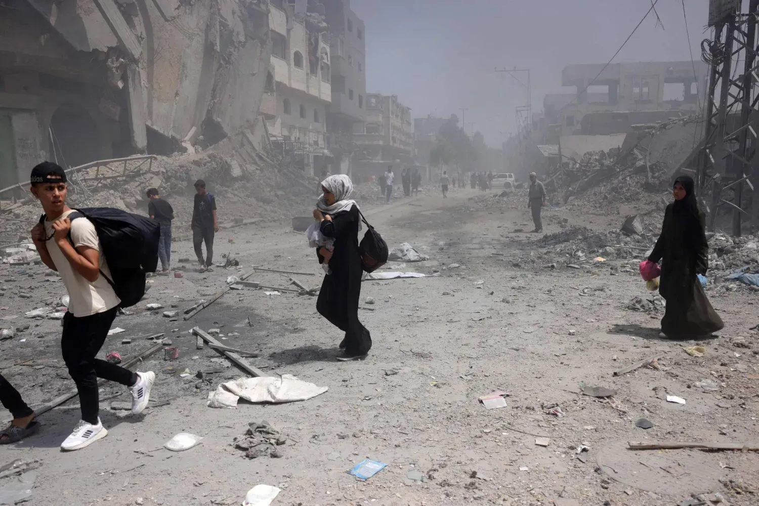 Filistinliler, 8 Ağustos 2025'te Gazze Şehri'nin güneyindeki Zeytun semtinde İsrail bombardımanından kaçıyor (AFP)