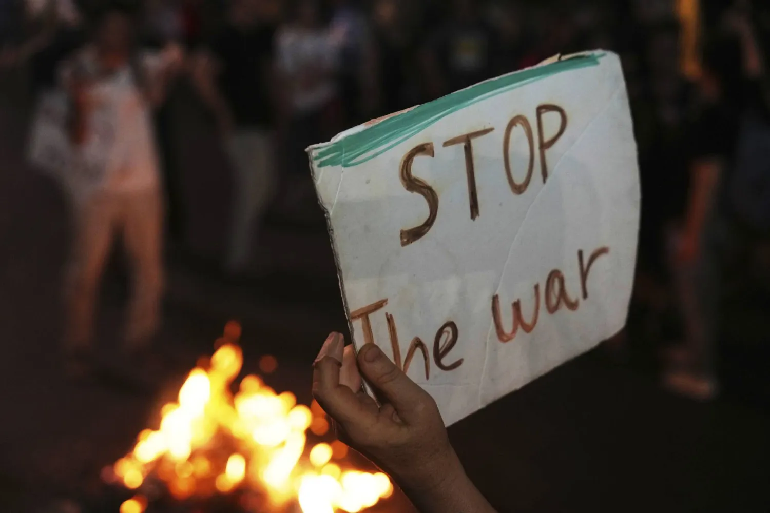 ناشطون إسرائيليون يطالبون بوقف الحرب خلال احتجاج في تل أبيب الخميس (أ.ب)