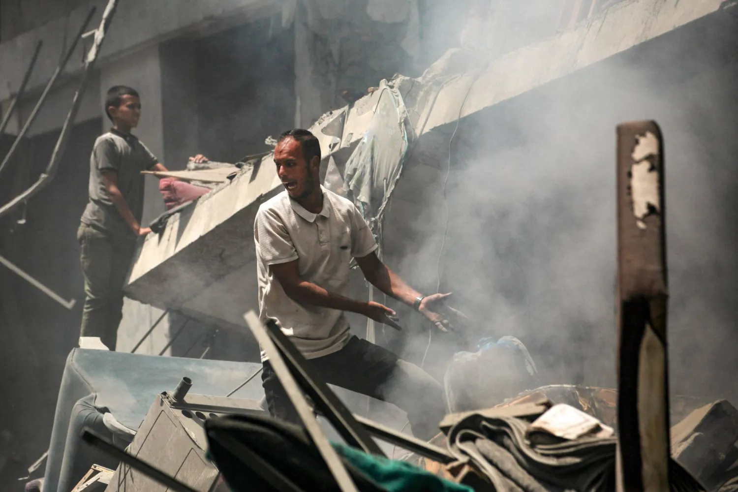 فلسطيني يبحث عن ضحايا وسط الأنقاض الناتجة عن غارات إسرائيلية على حي الزيتون جنوب مدينة غزة (أ.ف.ب)