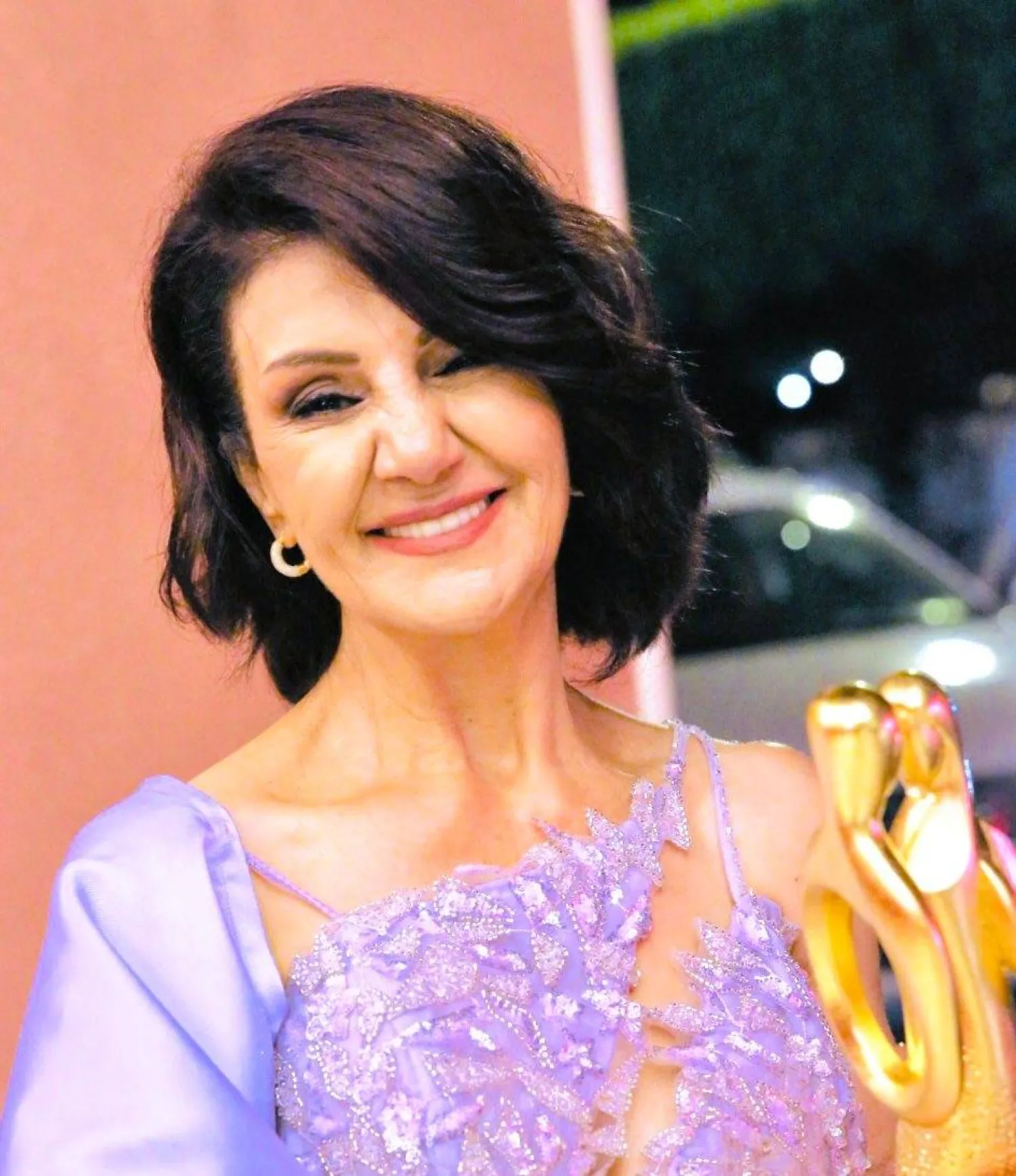 تحمل جائزة {مهرجان الزمن الجميل} (هدى روحانا)