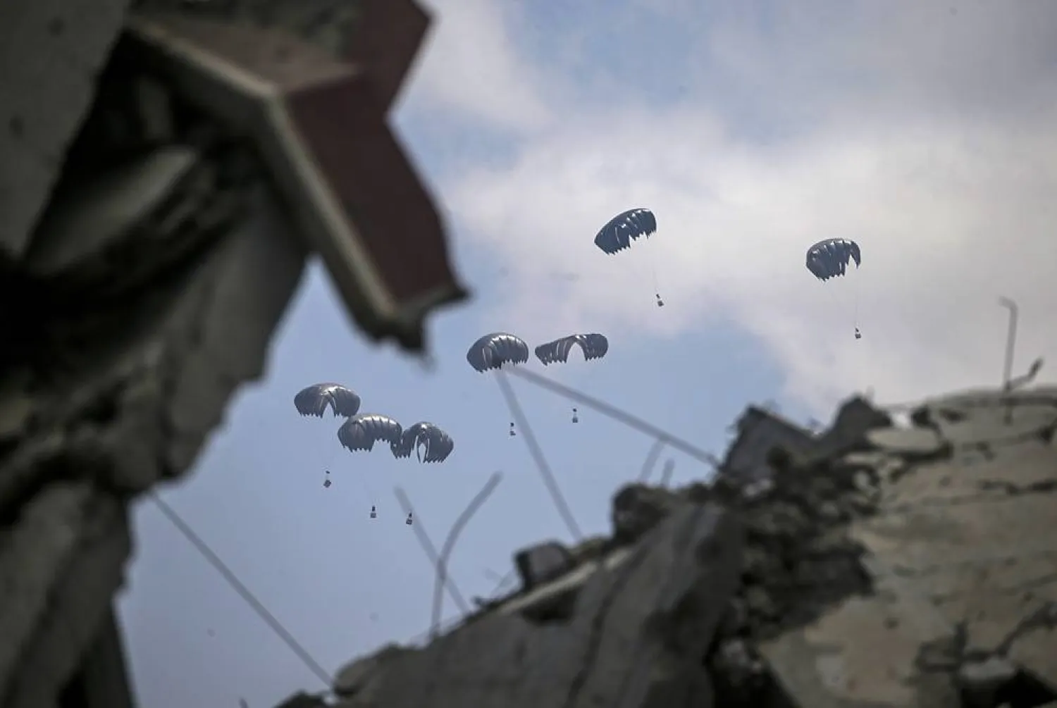 Humanitarian aid is airdropped by the Royal French Army over the northern part of the Gaza Strip, 08 August 2025. (EPA)
