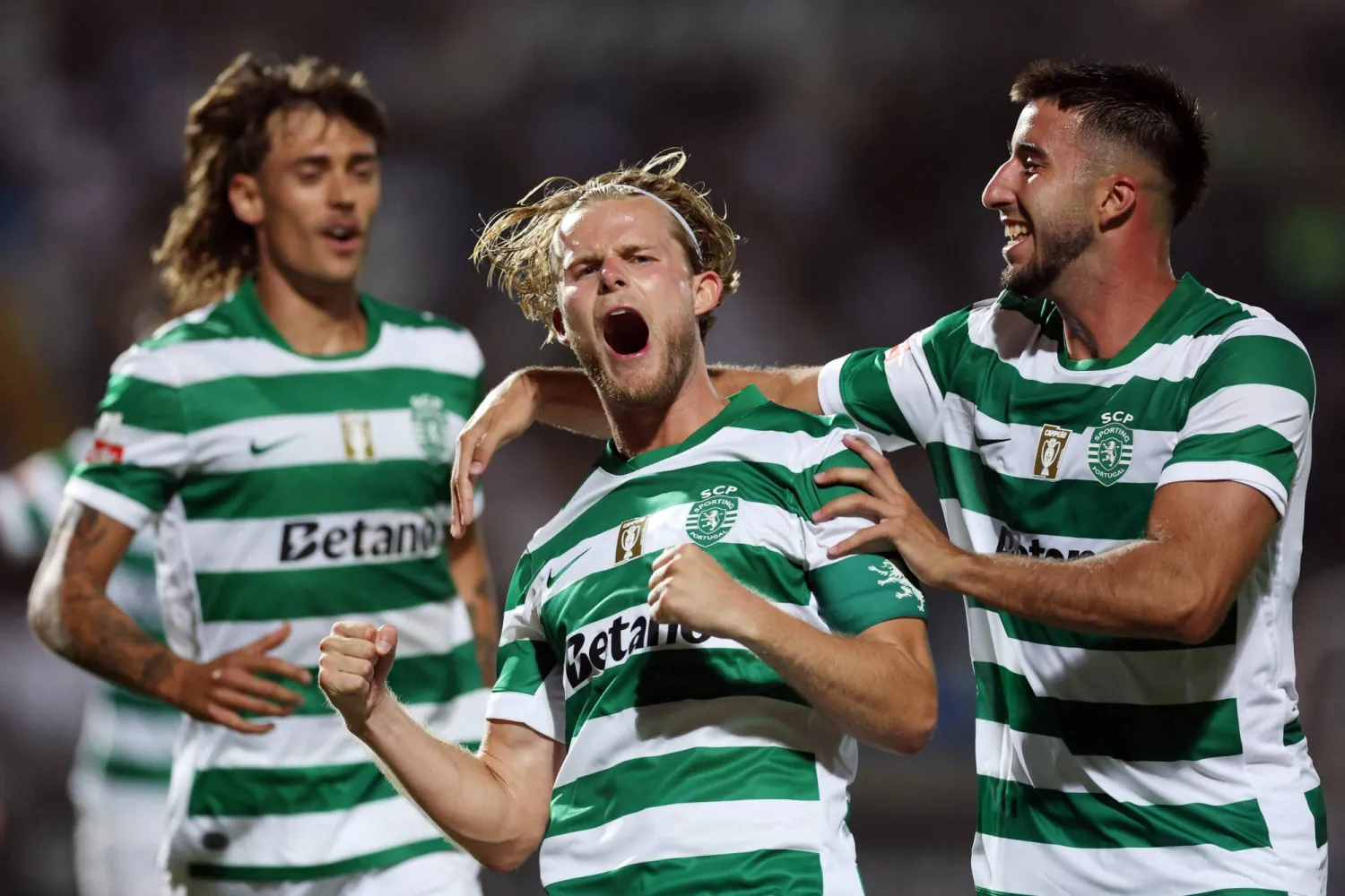 الدنماركي هيولماند يحتفل بتسجيل هدفه (أ.ف.ب)