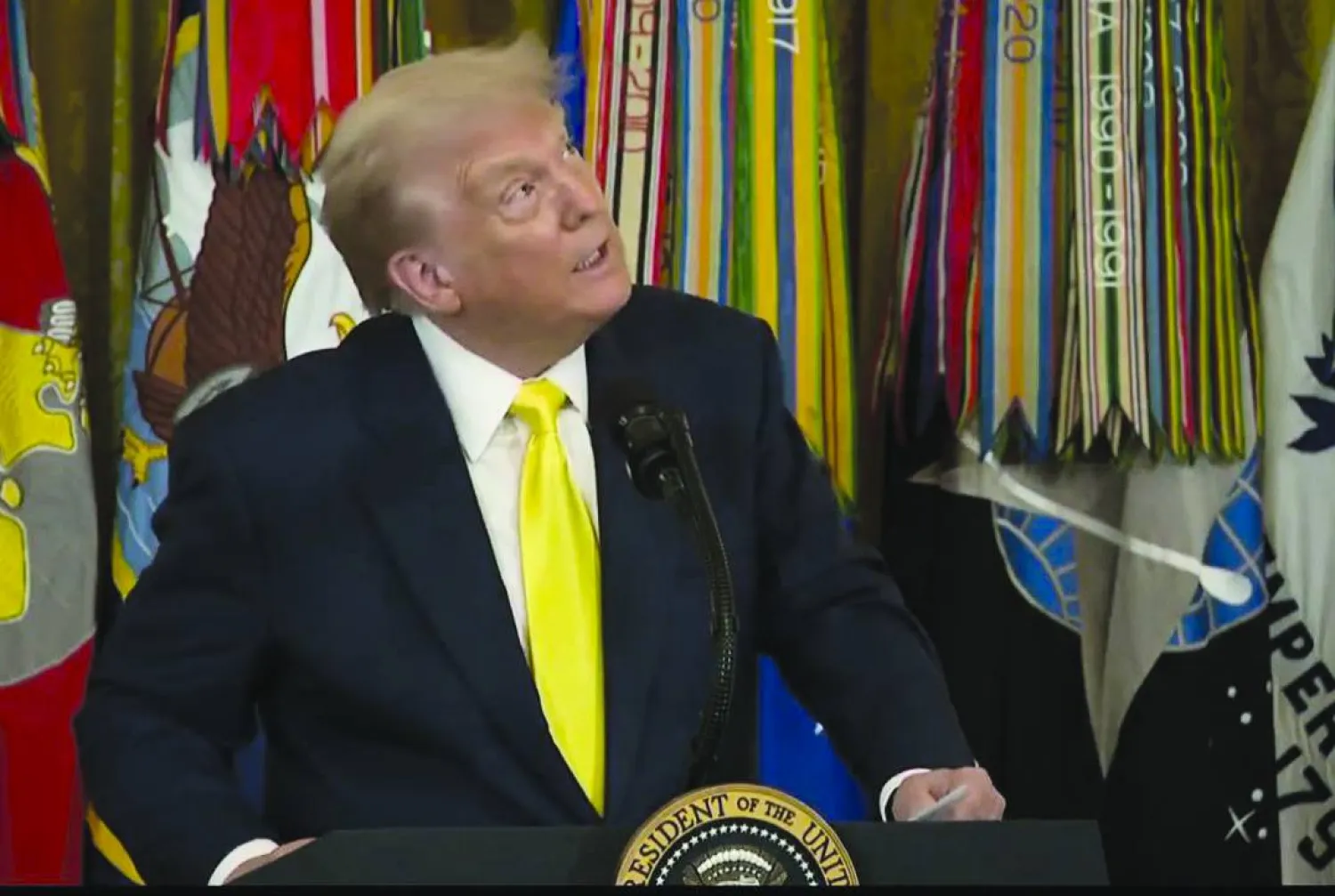 
الرئيس الأميركي دونالد ترمب يعاين السماء خلال سؤاله «أين سليماني الآن؟» يوم 7 يوليو 2025 (إكس)