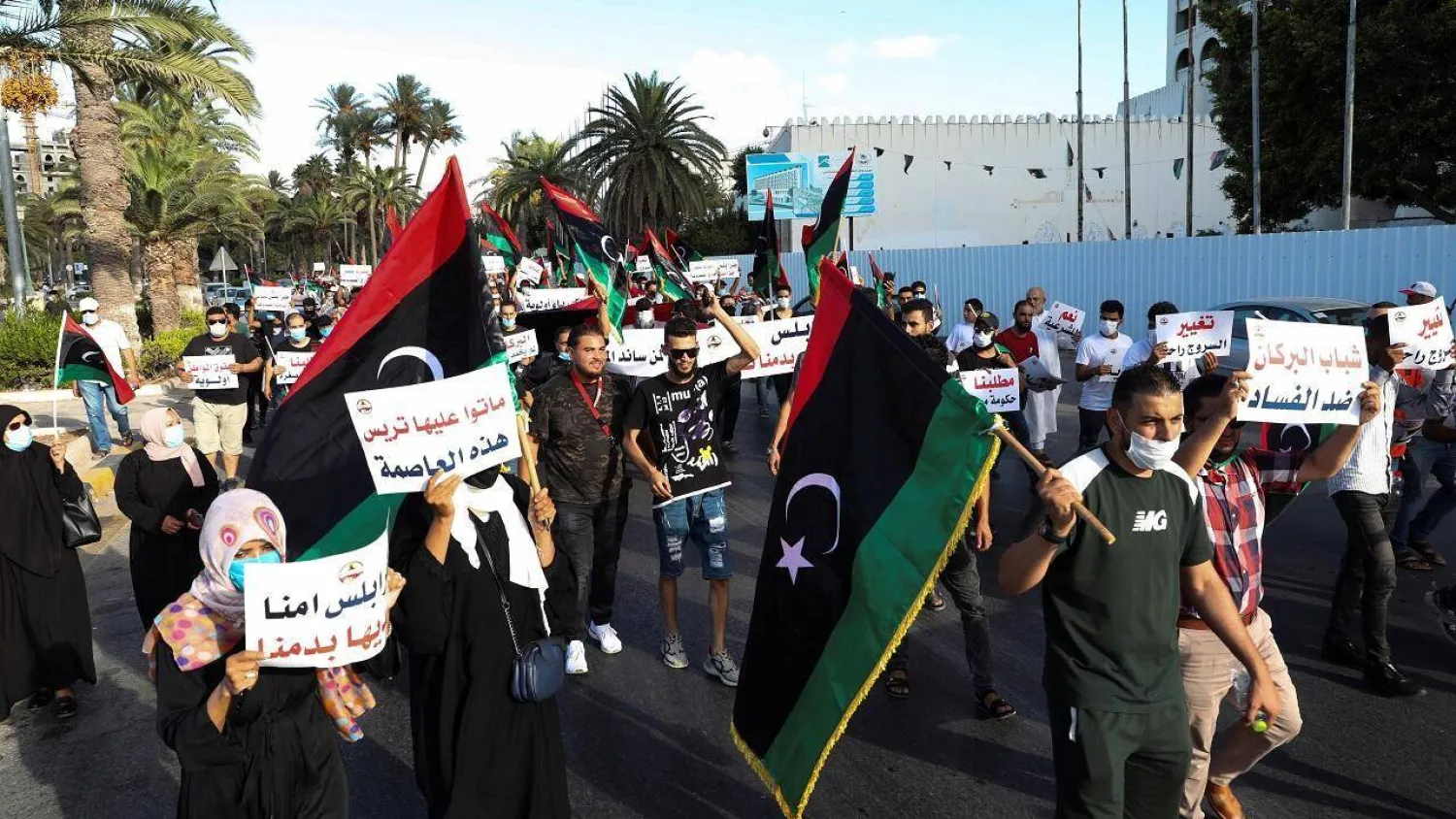 تظاهرة شعبية احتجاجية في ليبيا (رويترز)