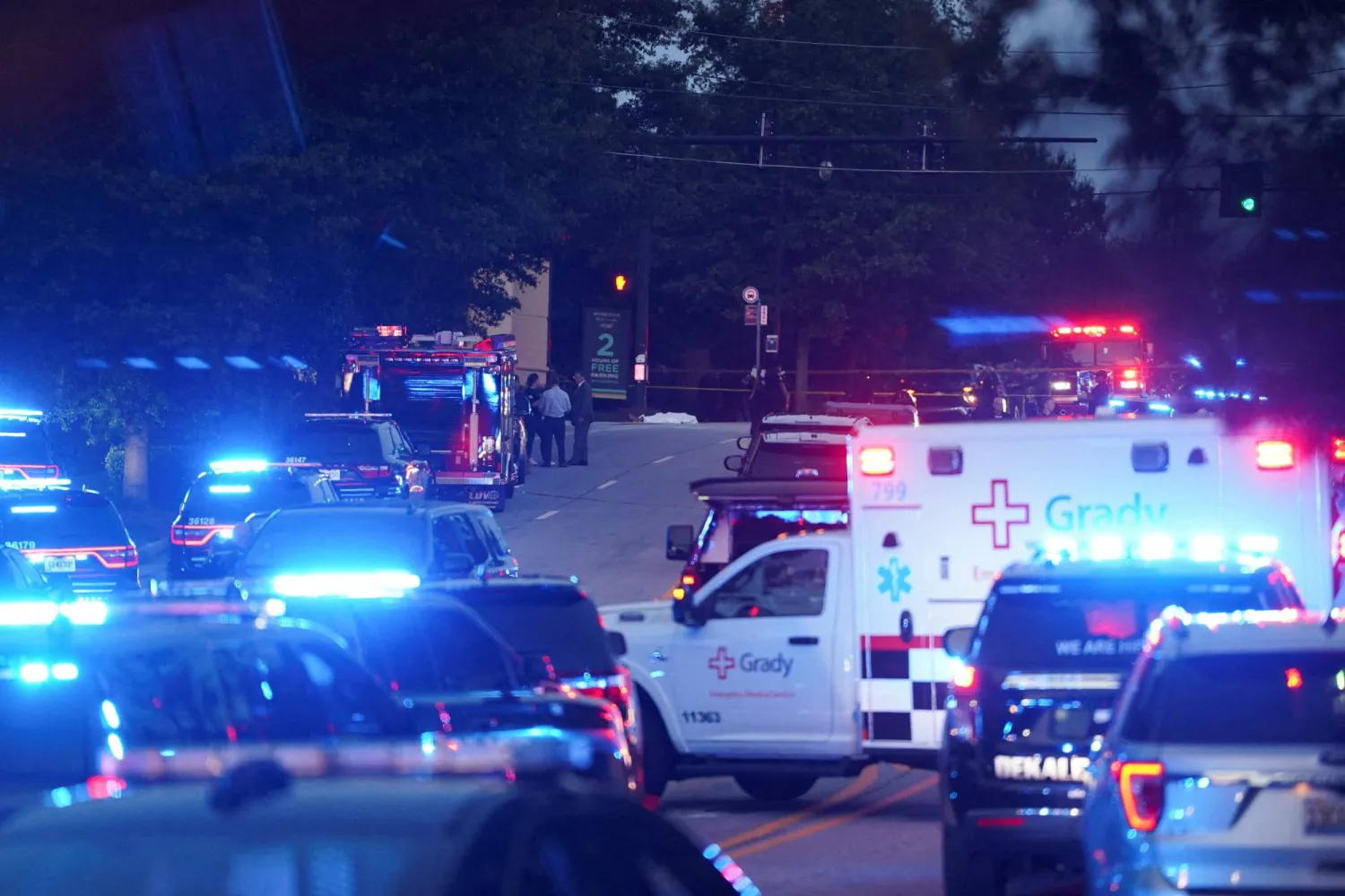 إغلاق الطريق بالقرب من جامعة إيموري ومراكز السيطرة على الأمراض والوقاية منها بعد حادث إطلاق (رويترز)