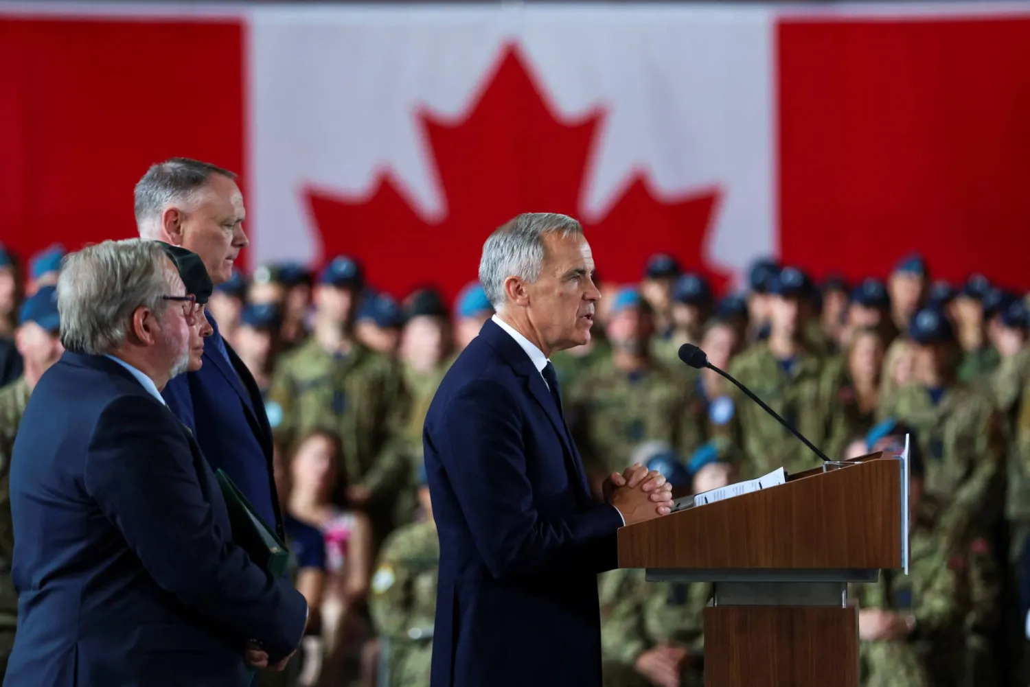 رئيس الوزراء الكندي مارك كارني يتحدث خلال حدث إعلاني رئيسي للدفاع الوطني بقاعدة ترينتون للقوات الجوية الكندية في ترينتون (رويترز)