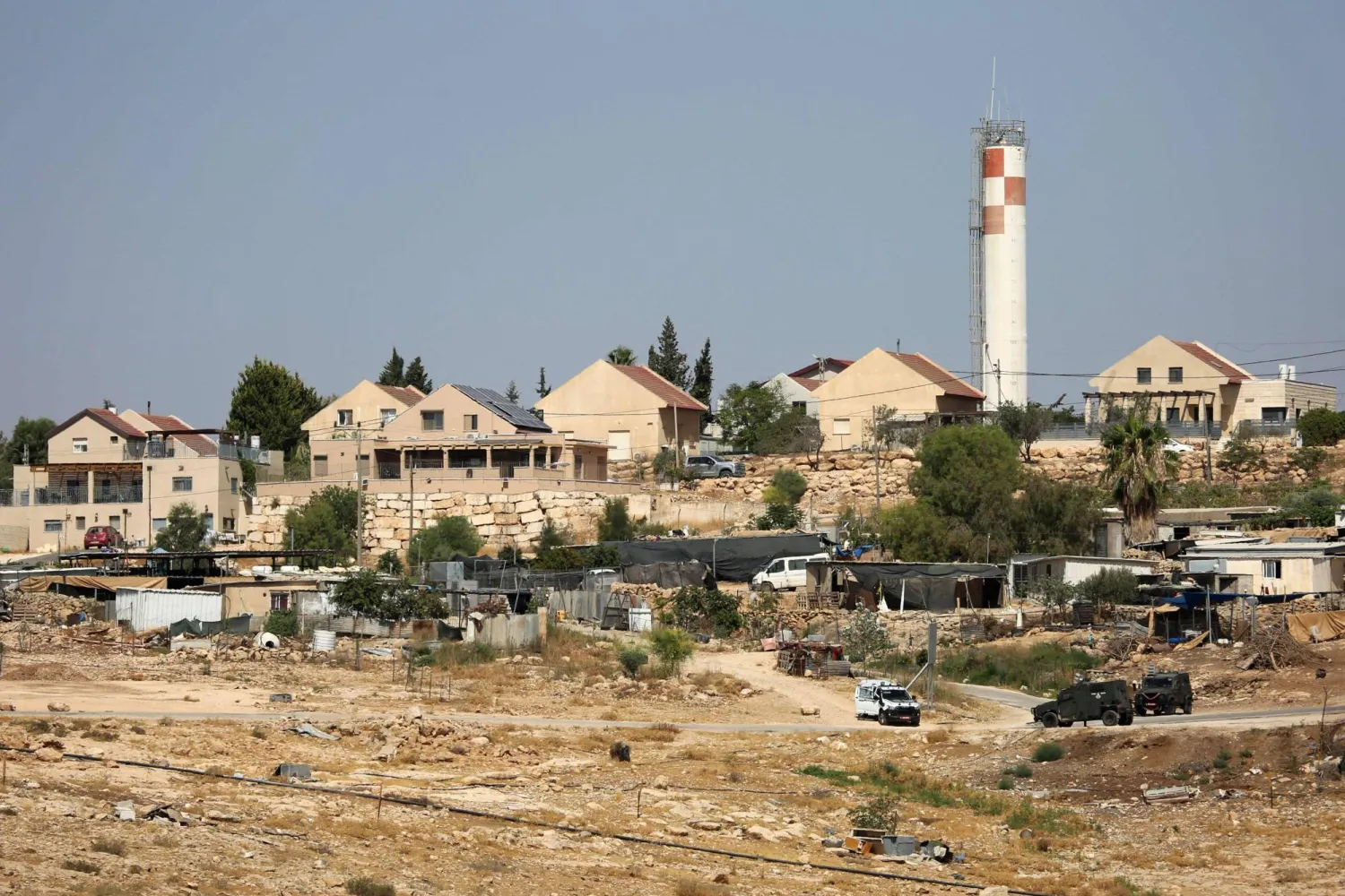 جنود إسرائيليون يتمركزون في مستوطنة قرب جنوب الخليل بالضفة الغربية (أ.ف.ب)