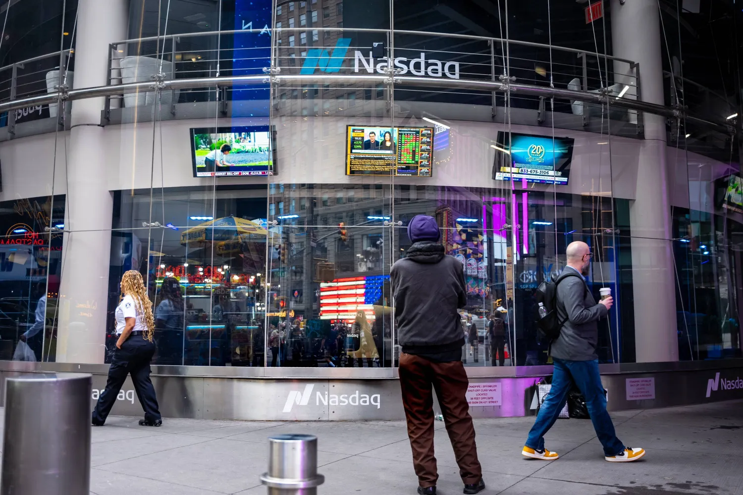 أشخاص يسيرون في «تايمز سكوير» بنيويورك (إ.ب.أ)